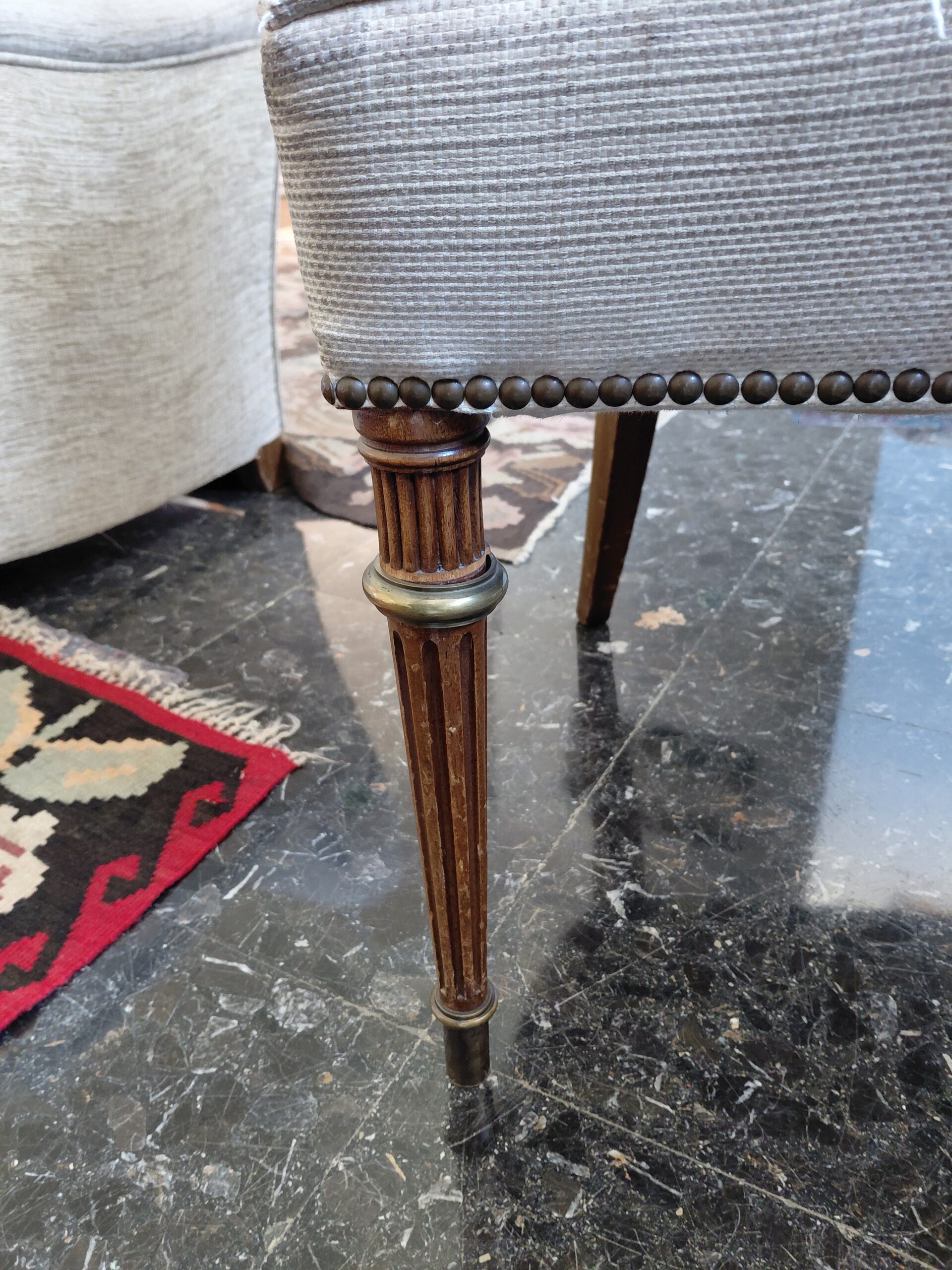 Sillón Orejero de Estilo Clásico Francés – Tapizado Blanco Roto y Detalles en Madera Tallada - Imagen 7