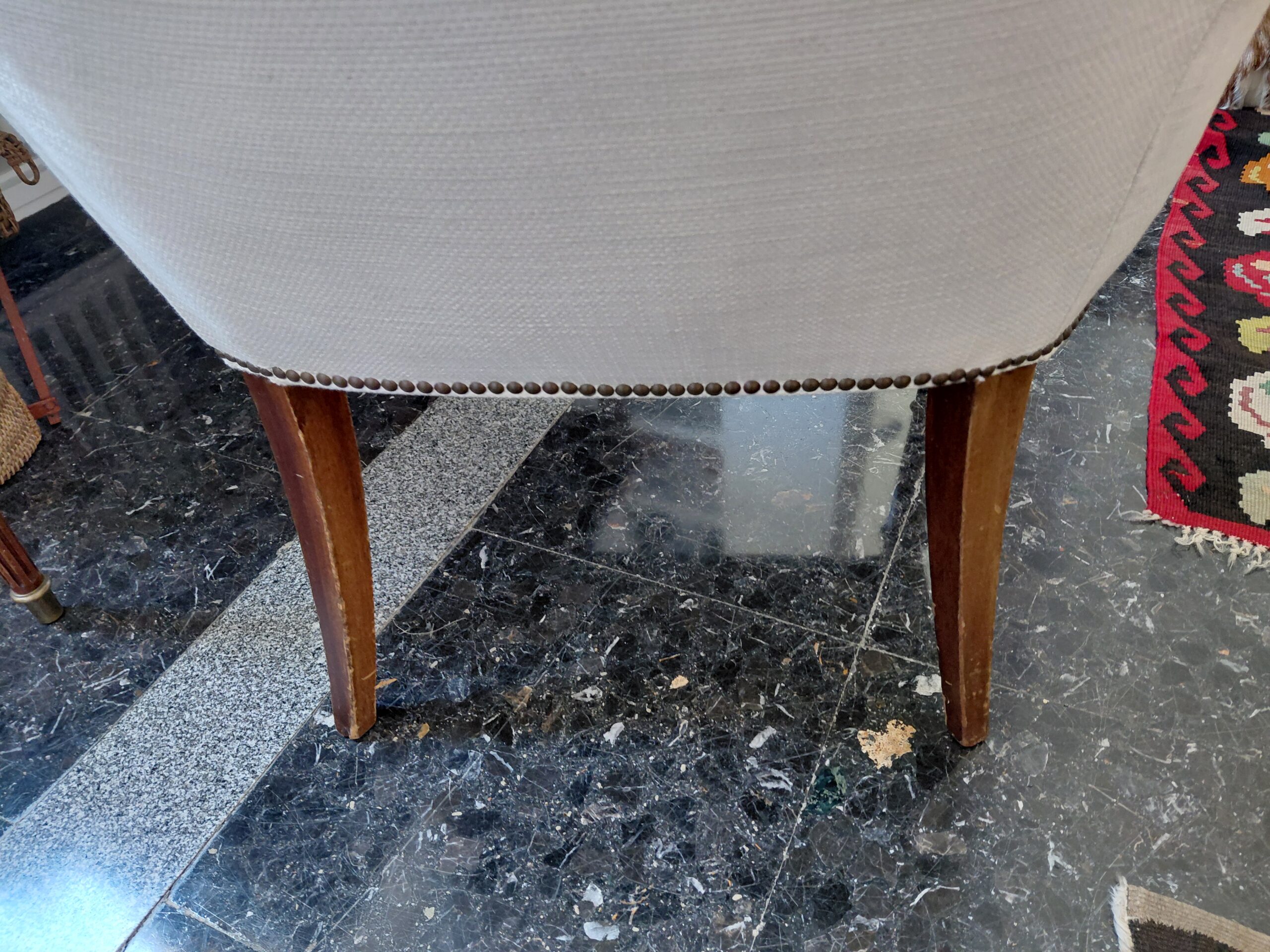 Sillón Orejero de Estilo Clásico Francés – Tapizado Blanco Roto y Detalles en Madera Tallada - Imagen 8