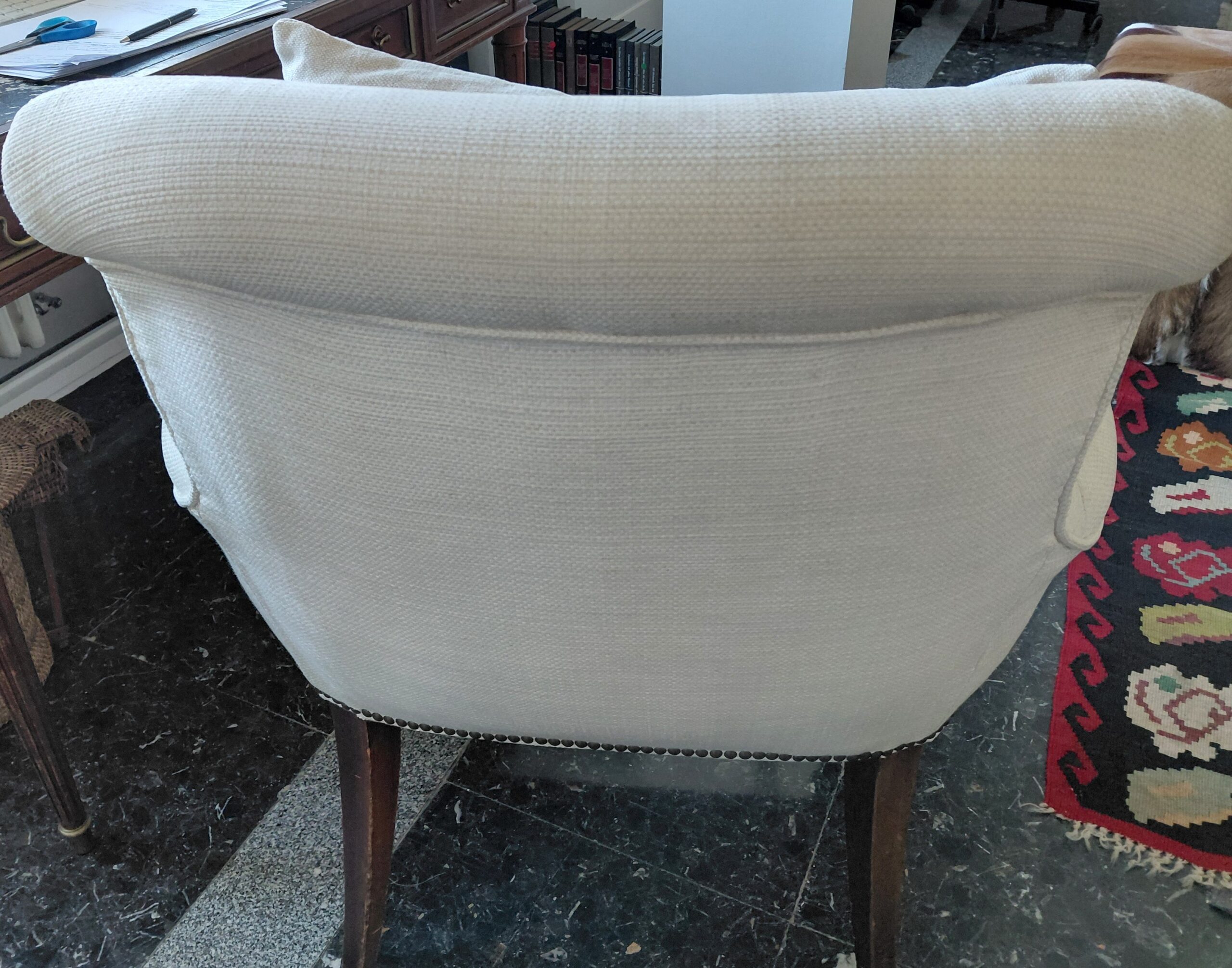 Sillón Orejero de Estilo Clásico Francés – Tapizado Blanco Roto y Detalles en Madera Tallada - Imagen 9