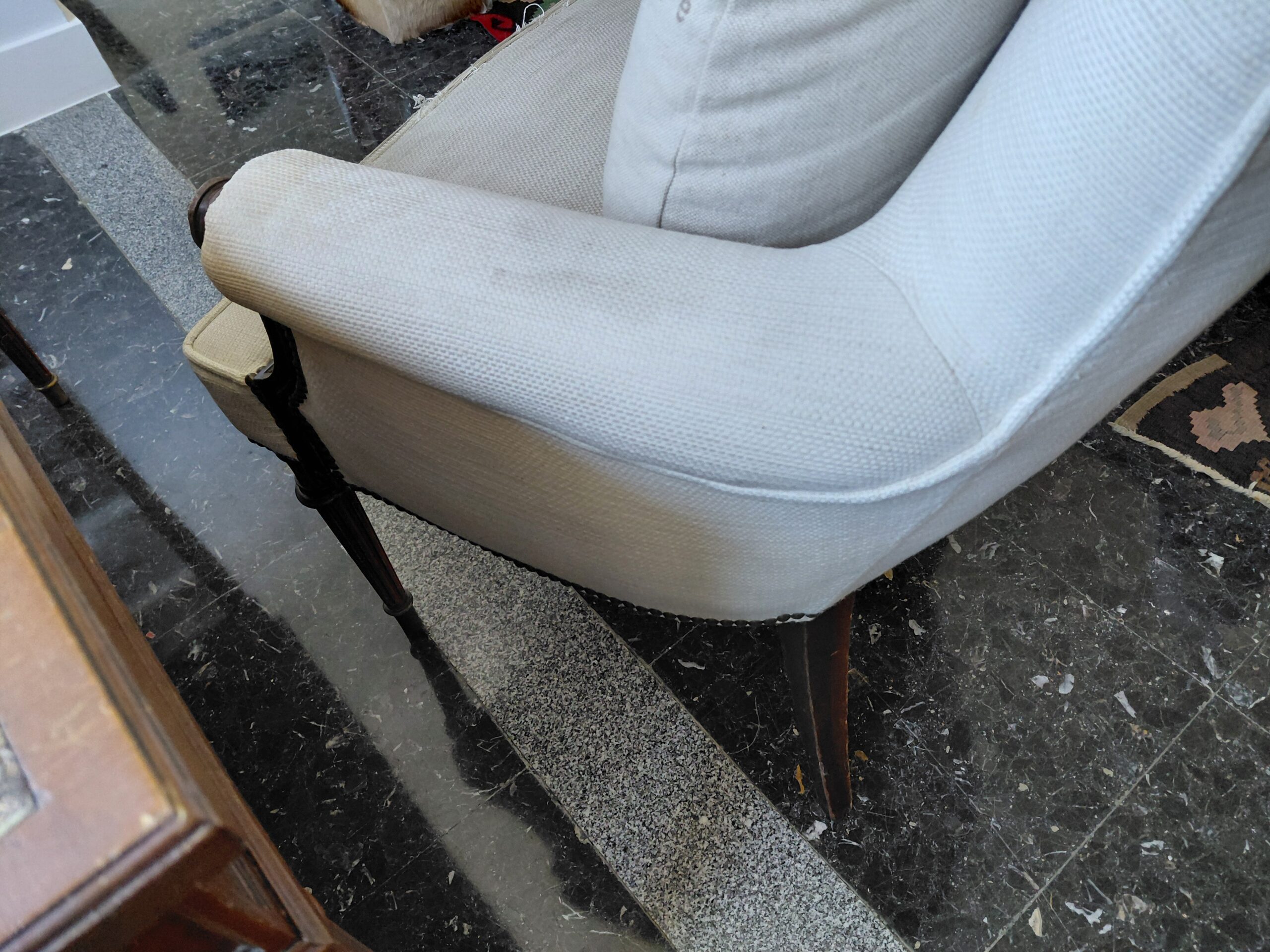 Sillón Orejero de Estilo Clásico Francés – Tapizado Blanco Roto y Detalles en Madera Tallada - Imagen 10