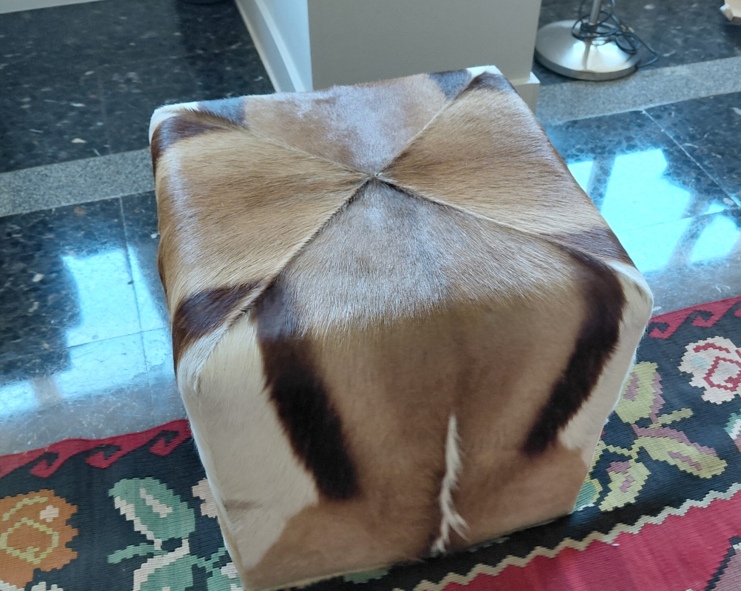 Puf Cubo Auxiliar Tapizado en Piel Natural de Potro / Vaca - Imagen 3