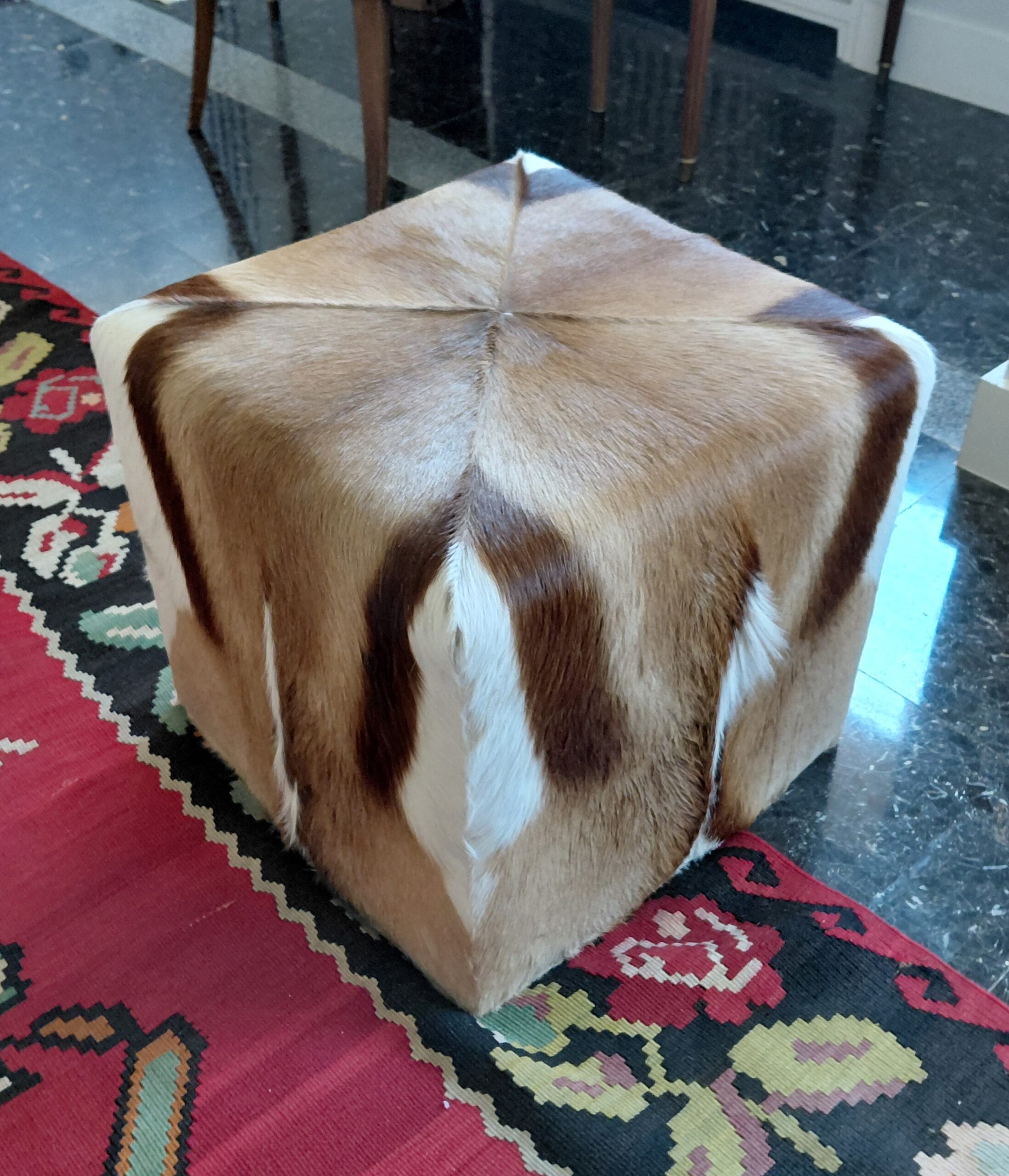 Puf Cubo Auxiliar Tapizado en Piel Natural de Potro / Vaca