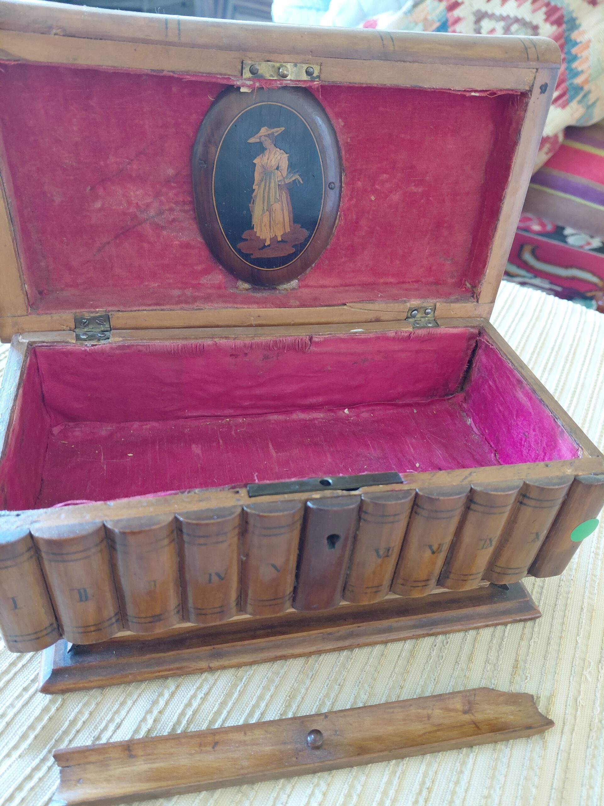 Caja Alhajero con Taracea Italiana (Estilo Sorrento) y Relieve de Libros