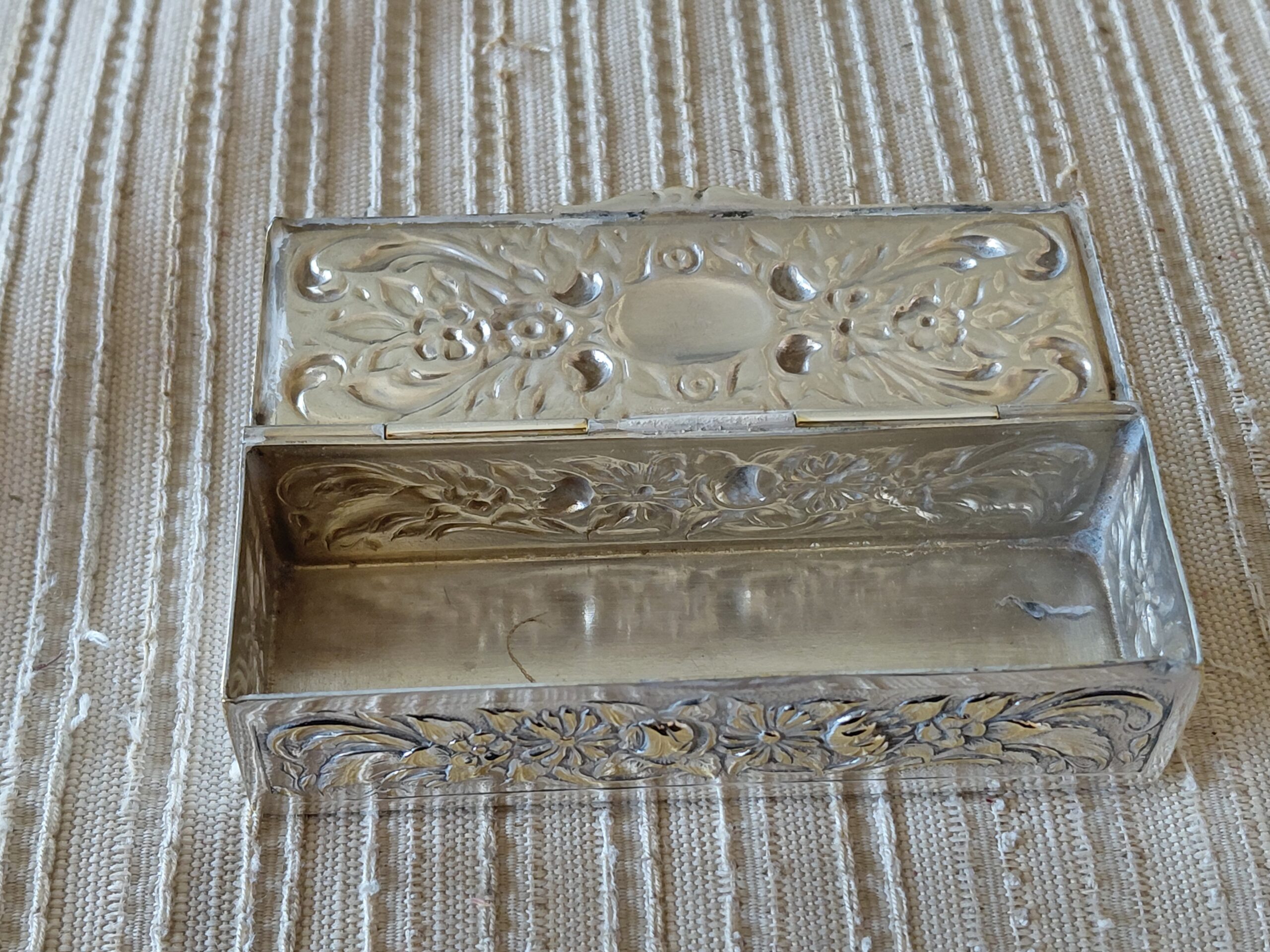 Cajita Alargada Vintage de Metal Plateado con Relieve Barroco Floral