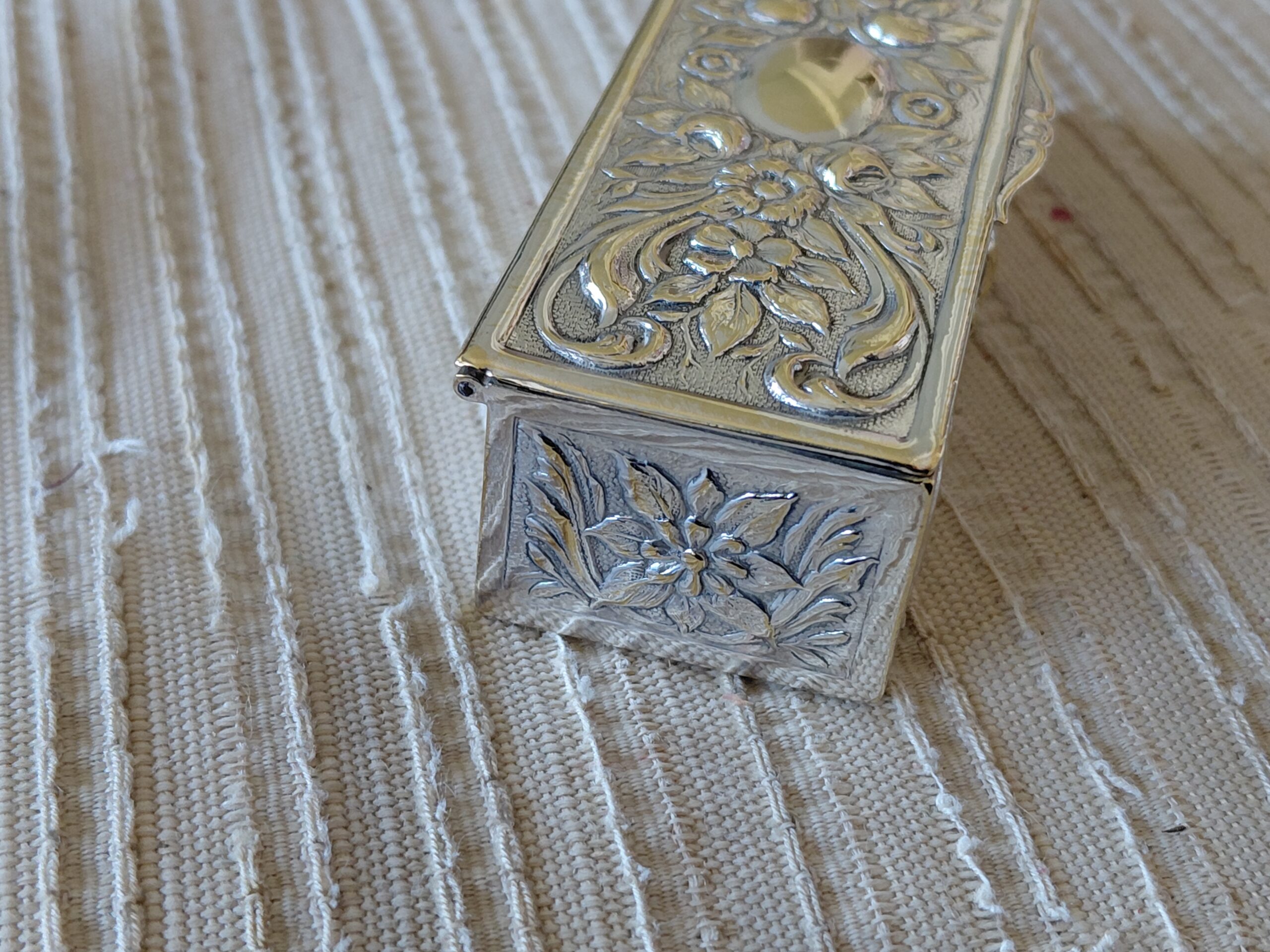 Cajita Alargada Vintage de Metal Plateado con Relieve Barroco Floral - Imagen 3