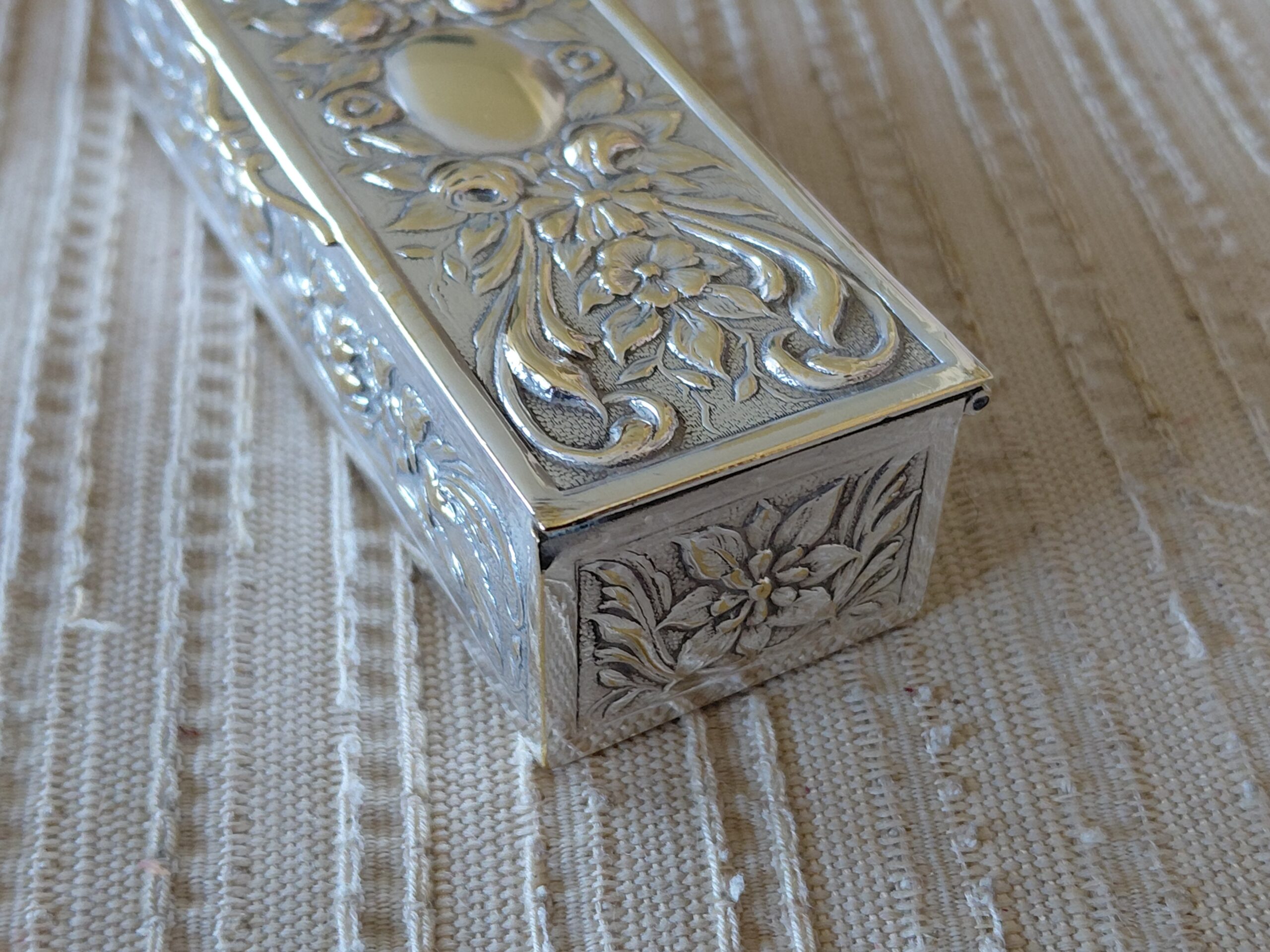 Cajita Alargada Vintage de Metal Plateado con Relieve Barroco Floral - Imagen 4