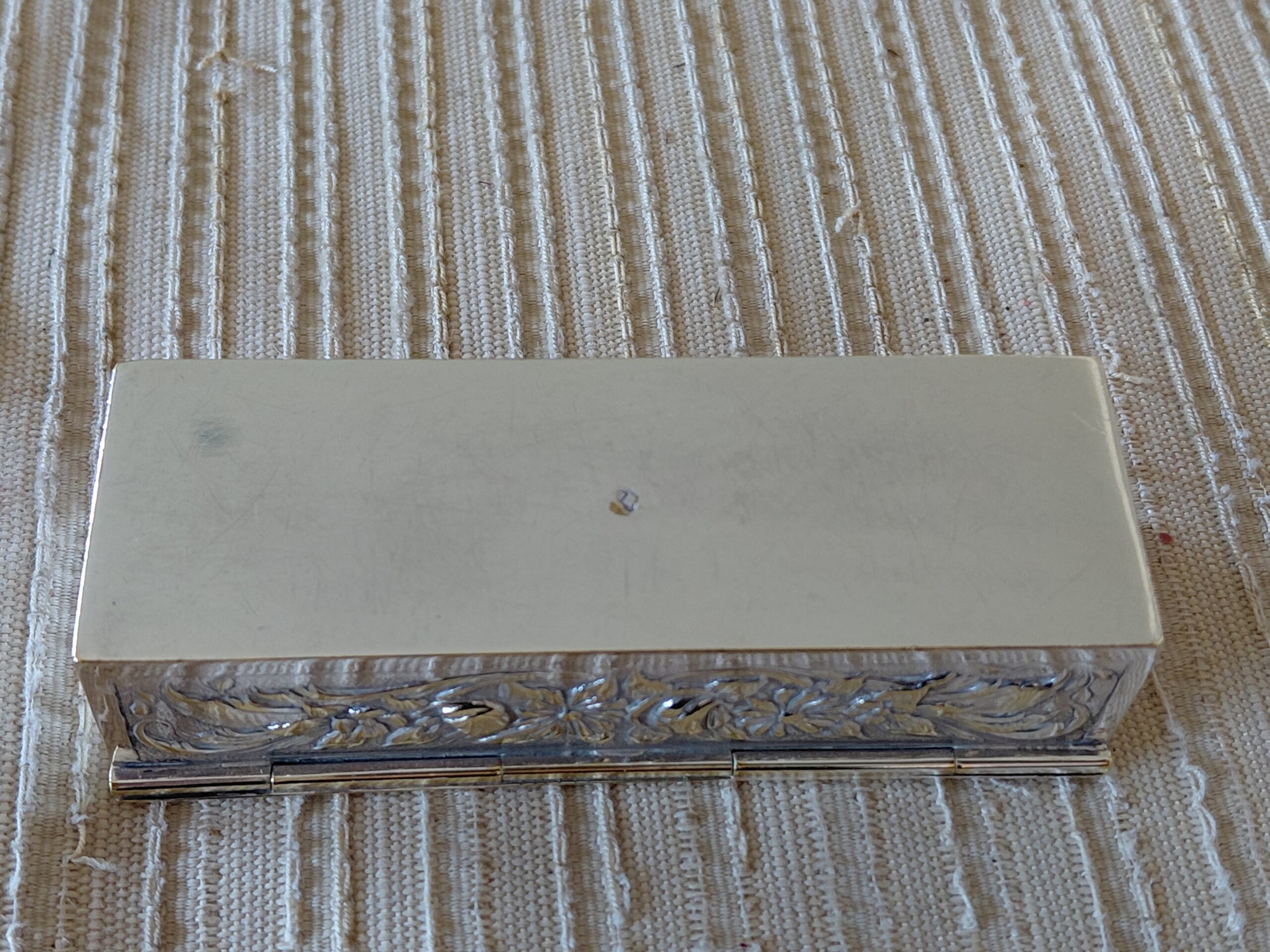 Cajita Alargada Vintage de Metal Plateado con Relieve Barroco Floral - Imagen 5