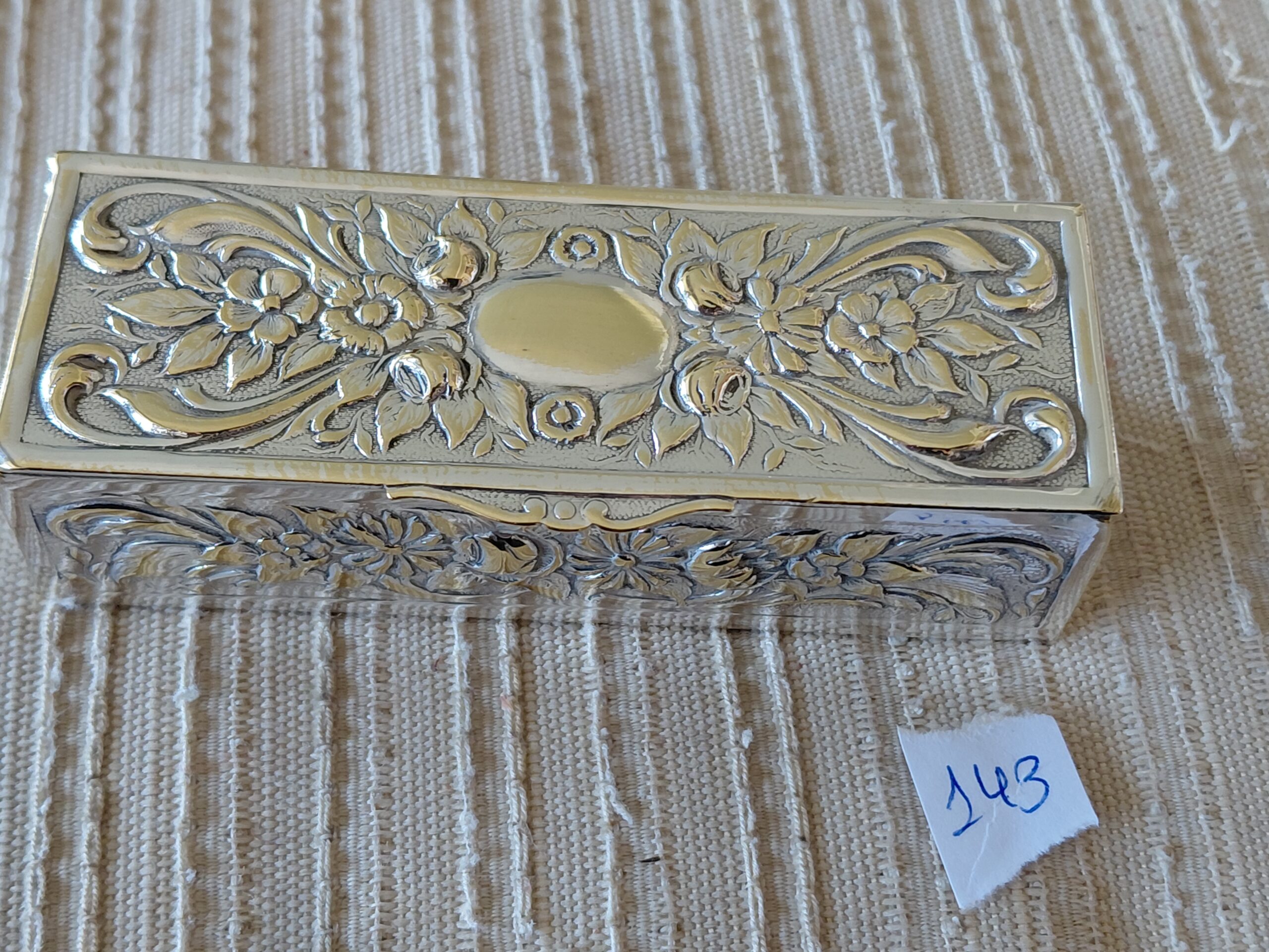 Cajita Alargada Vintage de Metal Plateado con Relieve Barroco Floral - Imagen 6