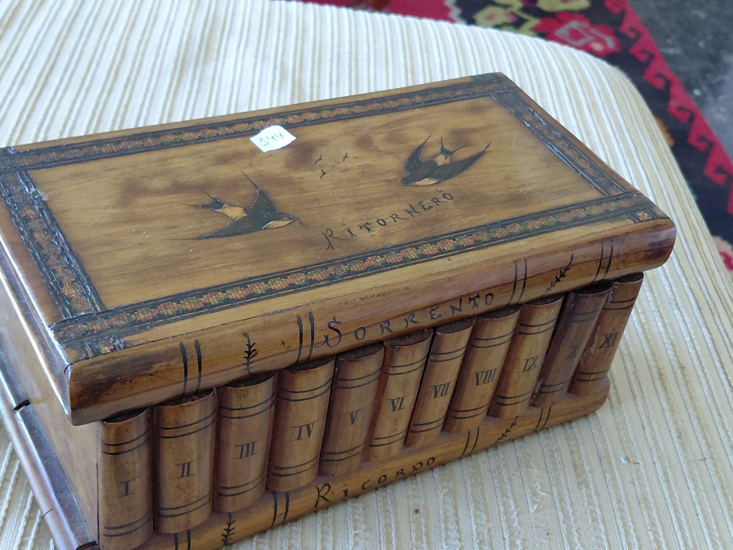 Caja Alhajero de Madera Sorrento Antigua con Forma de Libros e Ilustración de Golondrinas - Imagen 2