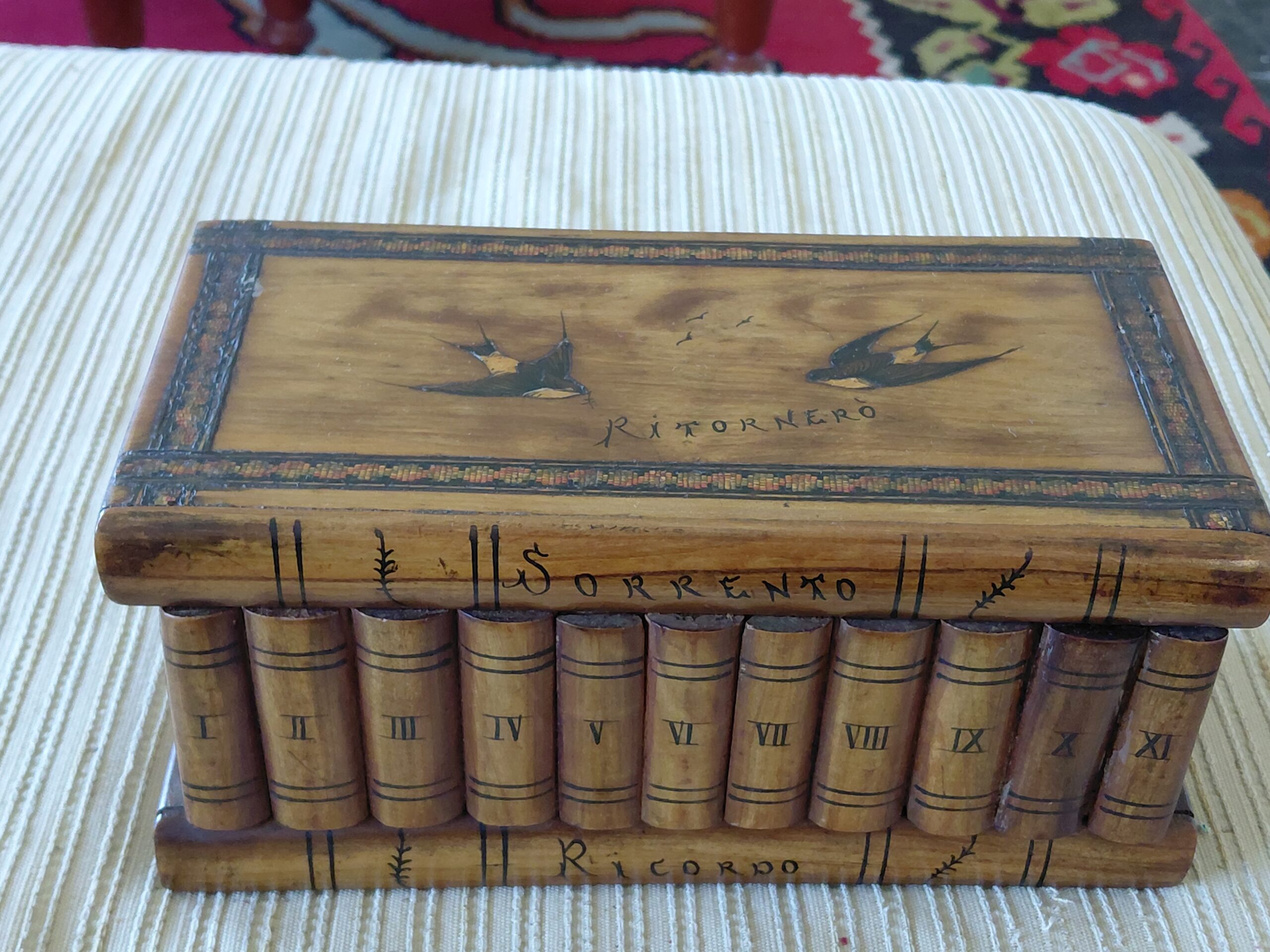 Caja Alhajero de Madera Sorrento Antigua con Forma de Libros e Ilustración de Golondrinas