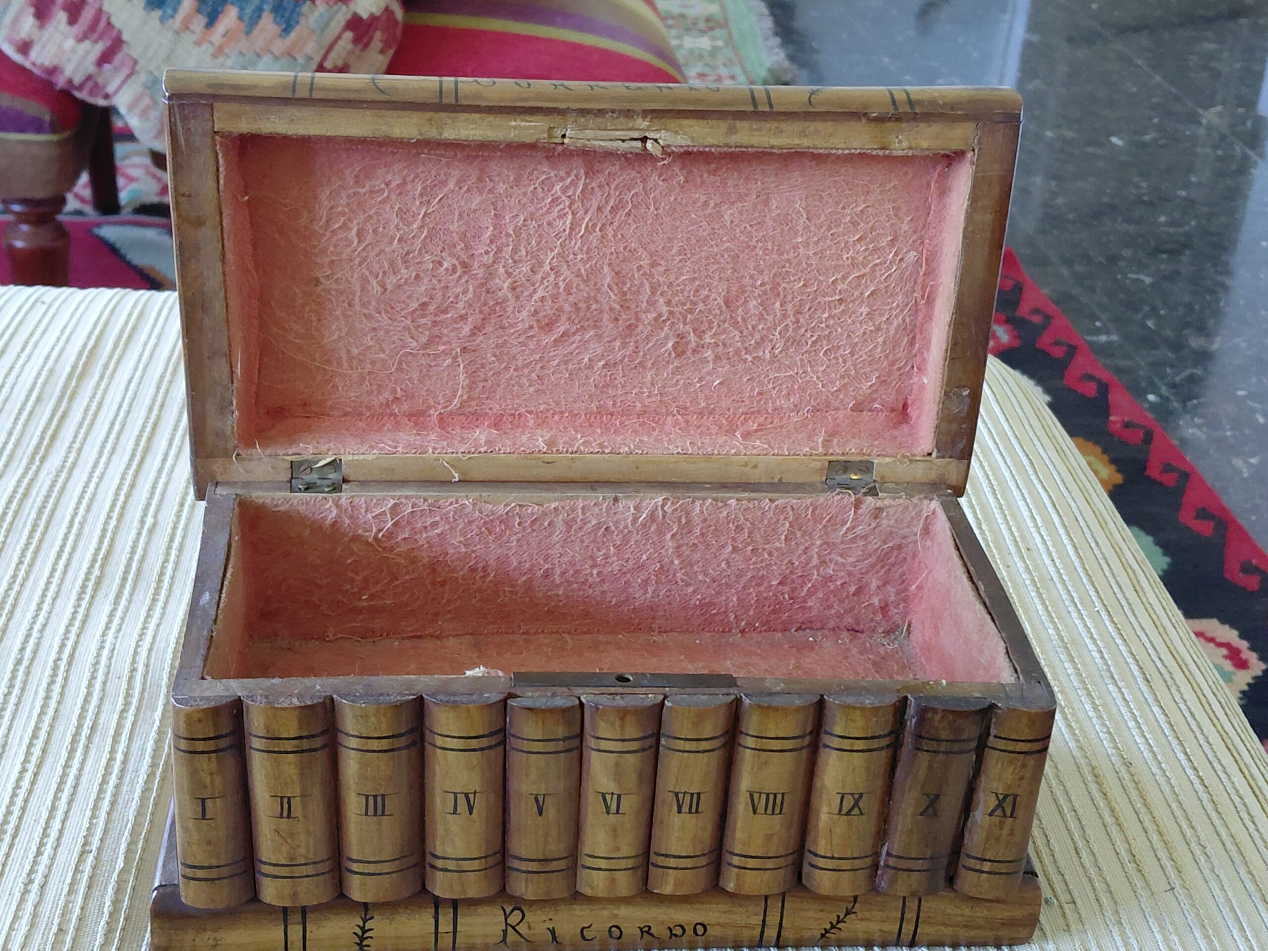 Caja Alhajero de Madera Sorrento Antigua con Forma de Libros e Ilustración de Golondrinas - Imagen 4