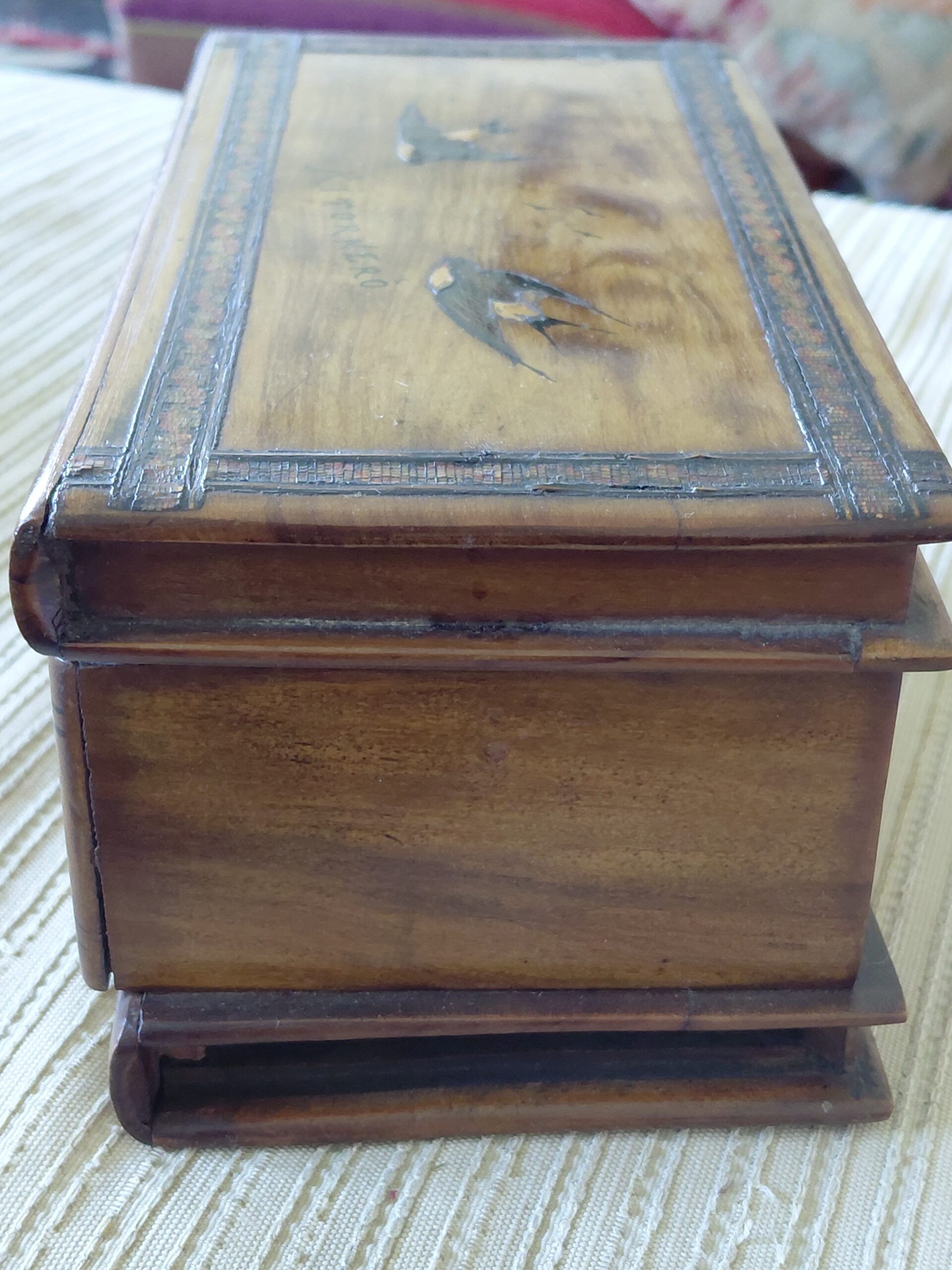 Caja Alhajero de Madera Sorrento Antigua con Forma de Libros e Ilustración de Golondrinas - Imagen 5