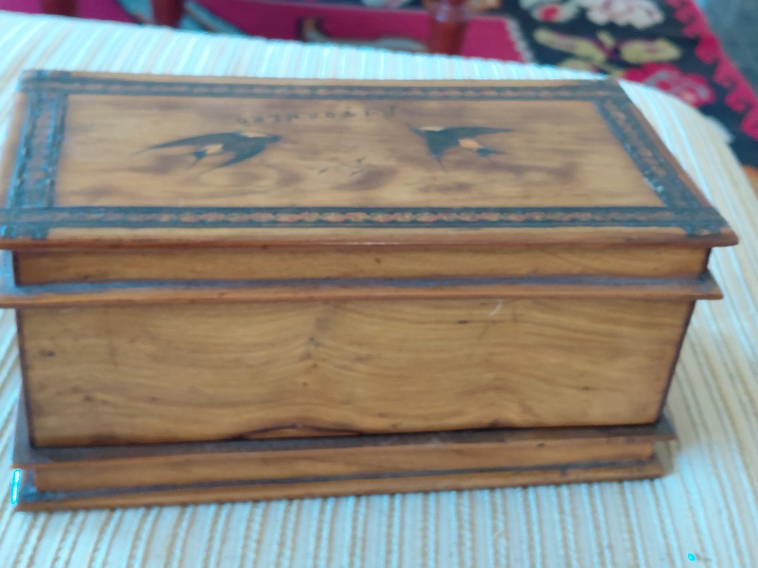 Caja Alhajero de Madera Sorrento Antigua con Forma de Libros e Ilustración de Golondrinas - Imagen 6