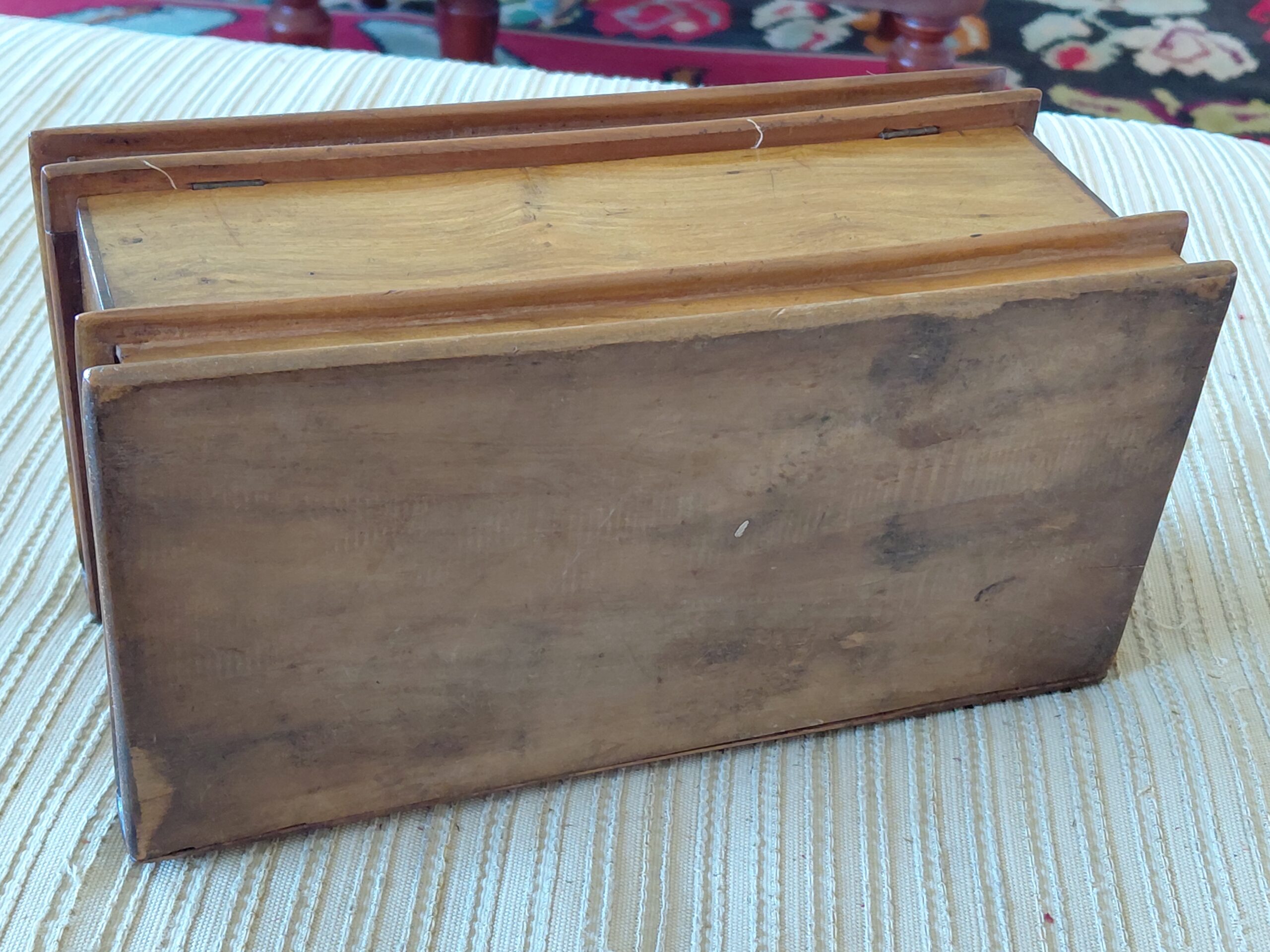 Caja Alhajero de Madera Sorrento Antigua con Forma de Libros e Ilustración de Golondrinas - Imagen 7
