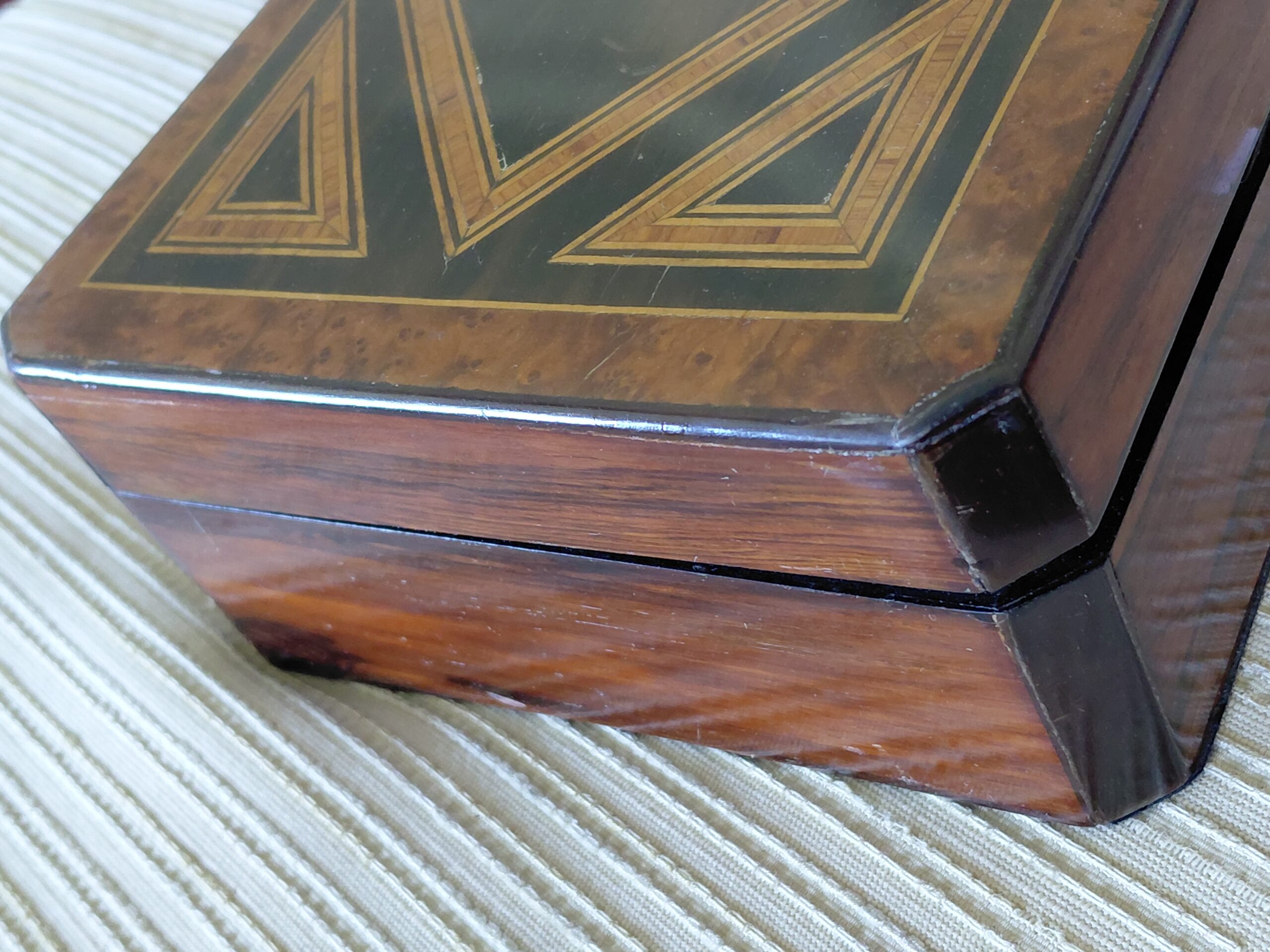 Caja Alhajero con Taracea Geométrica e Interior de Terciopelo Violeta - Imagen 4