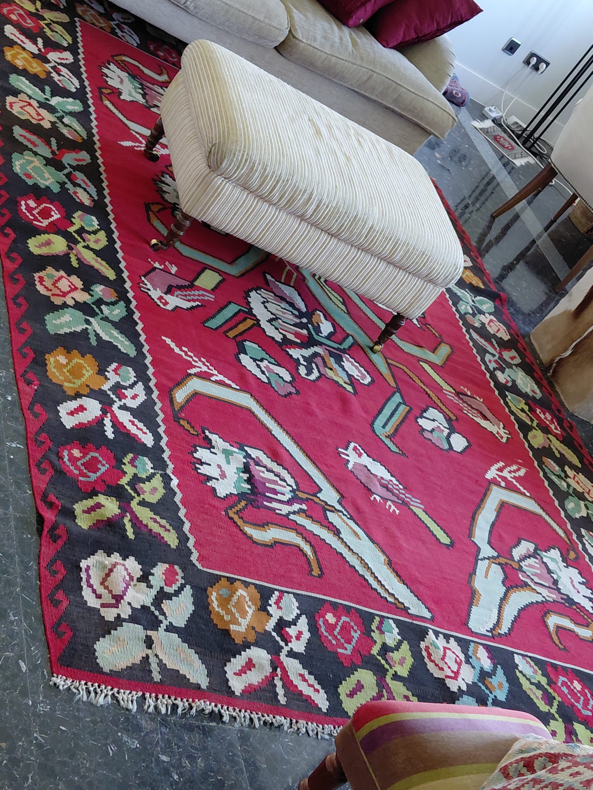 Alfombra Kilim con Motivos Florales y Aves Estilizadas - Imagen 2