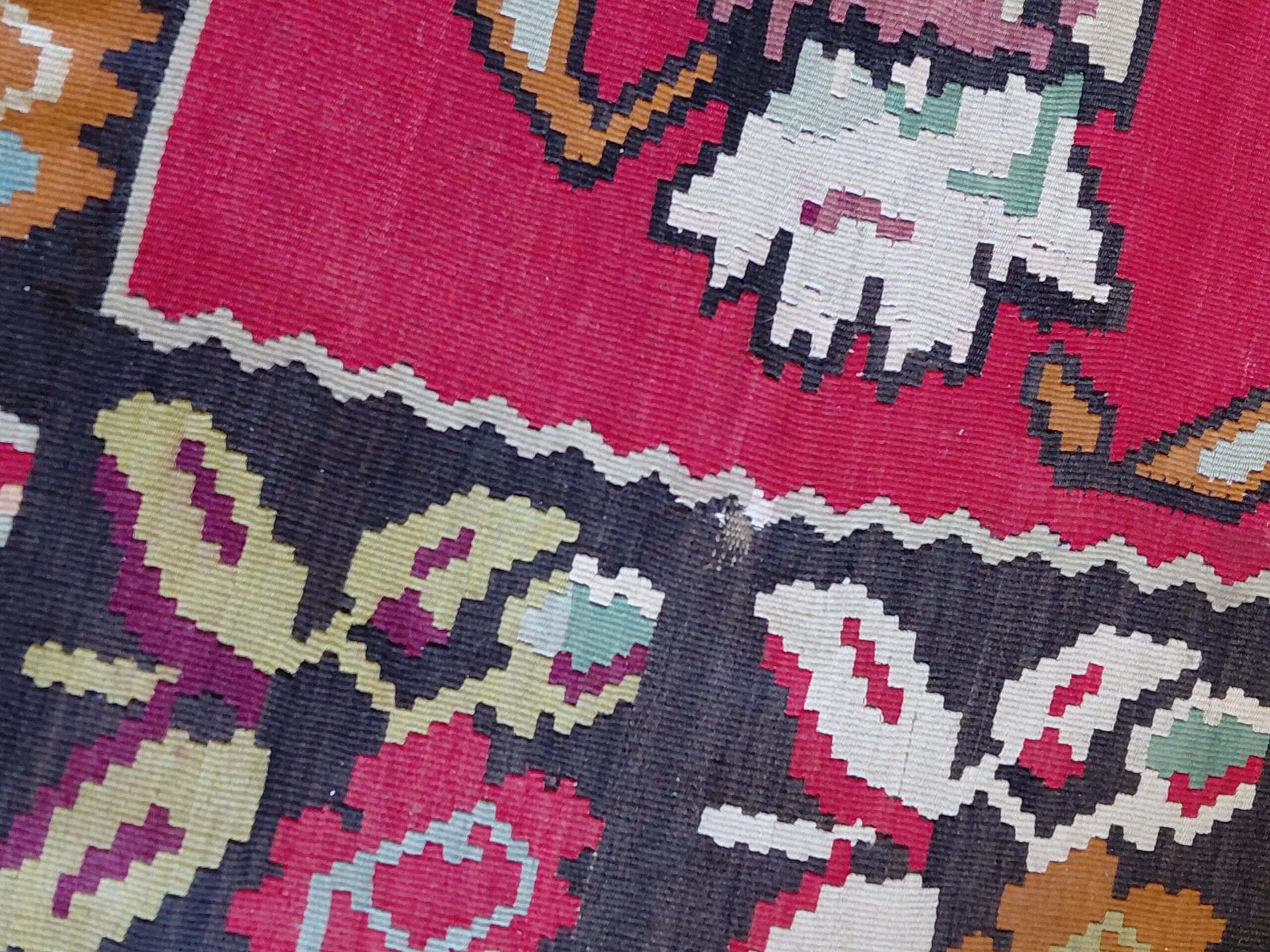 Alfombra Kilim con Motivos Florales y Aves Estilizadas - Imagen 3