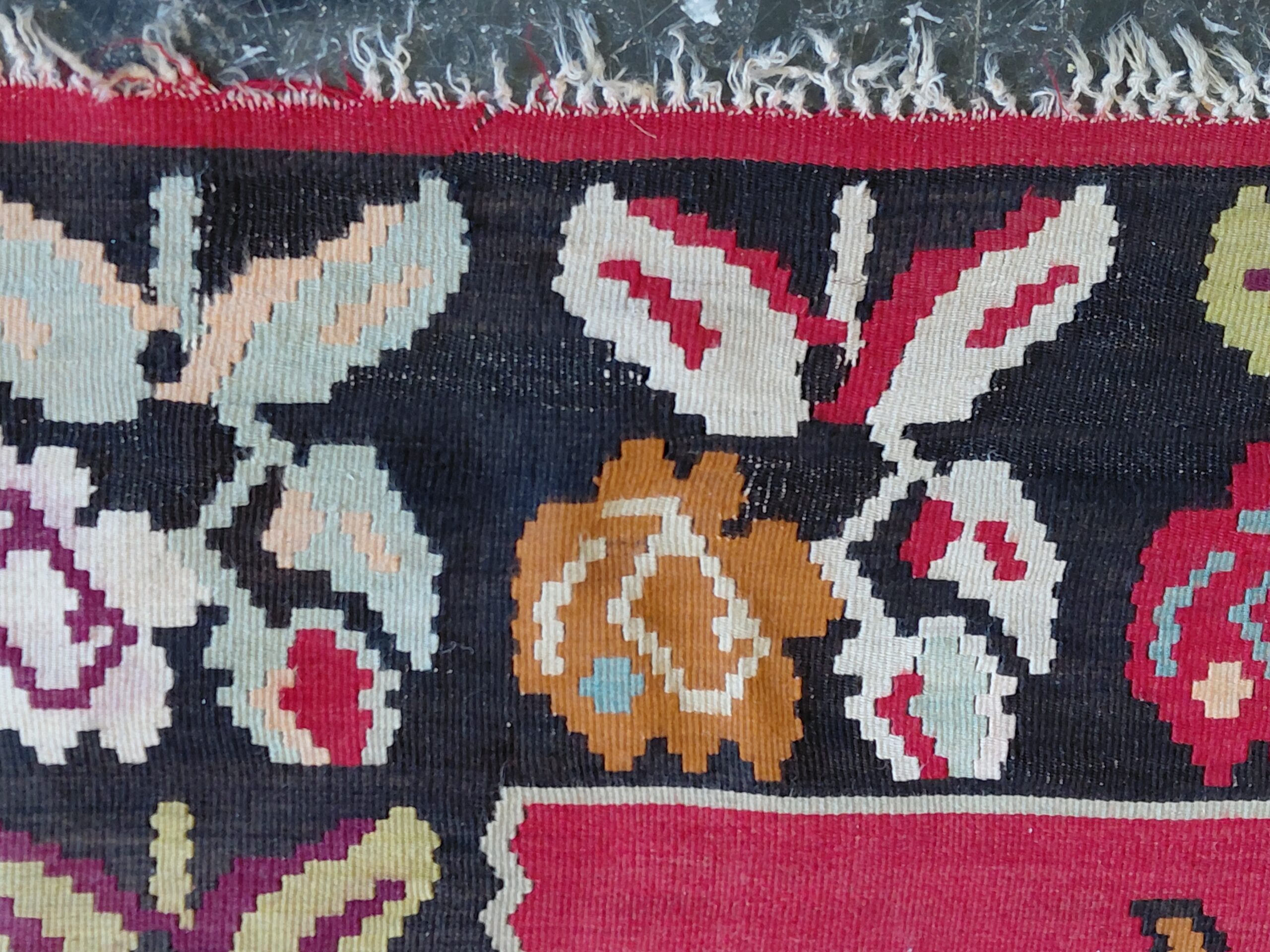 Alfombra Kilim con Motivos Florales y Aves Estilizadas - Imagen 4