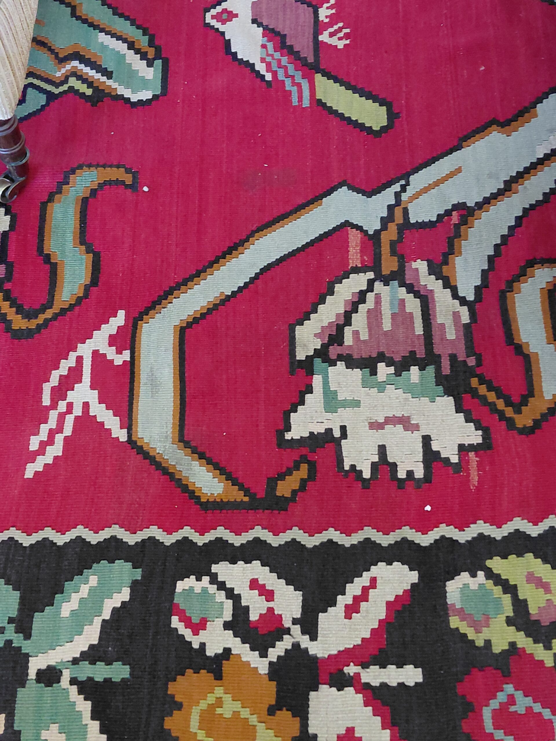 Alfombra Kilim con Motivos Florales y Aves Estilizadas