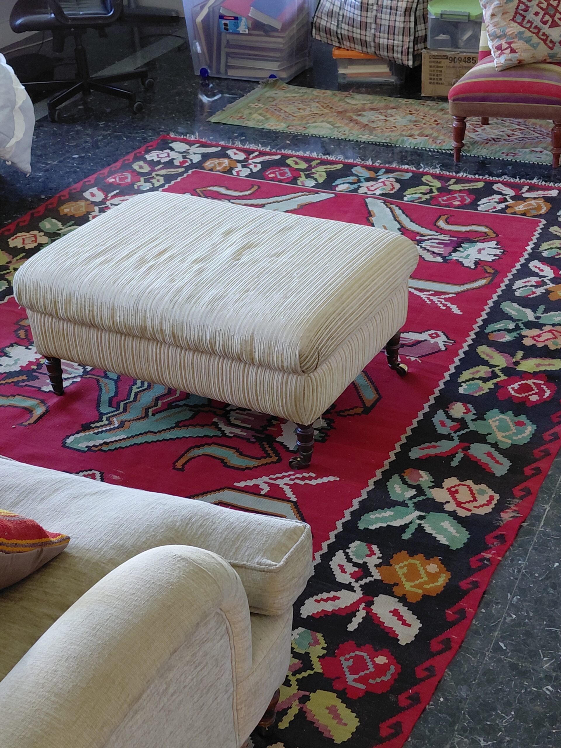 Alfombra Kilim con Motivos Florales y Aves Estilizadas - Imagen 7