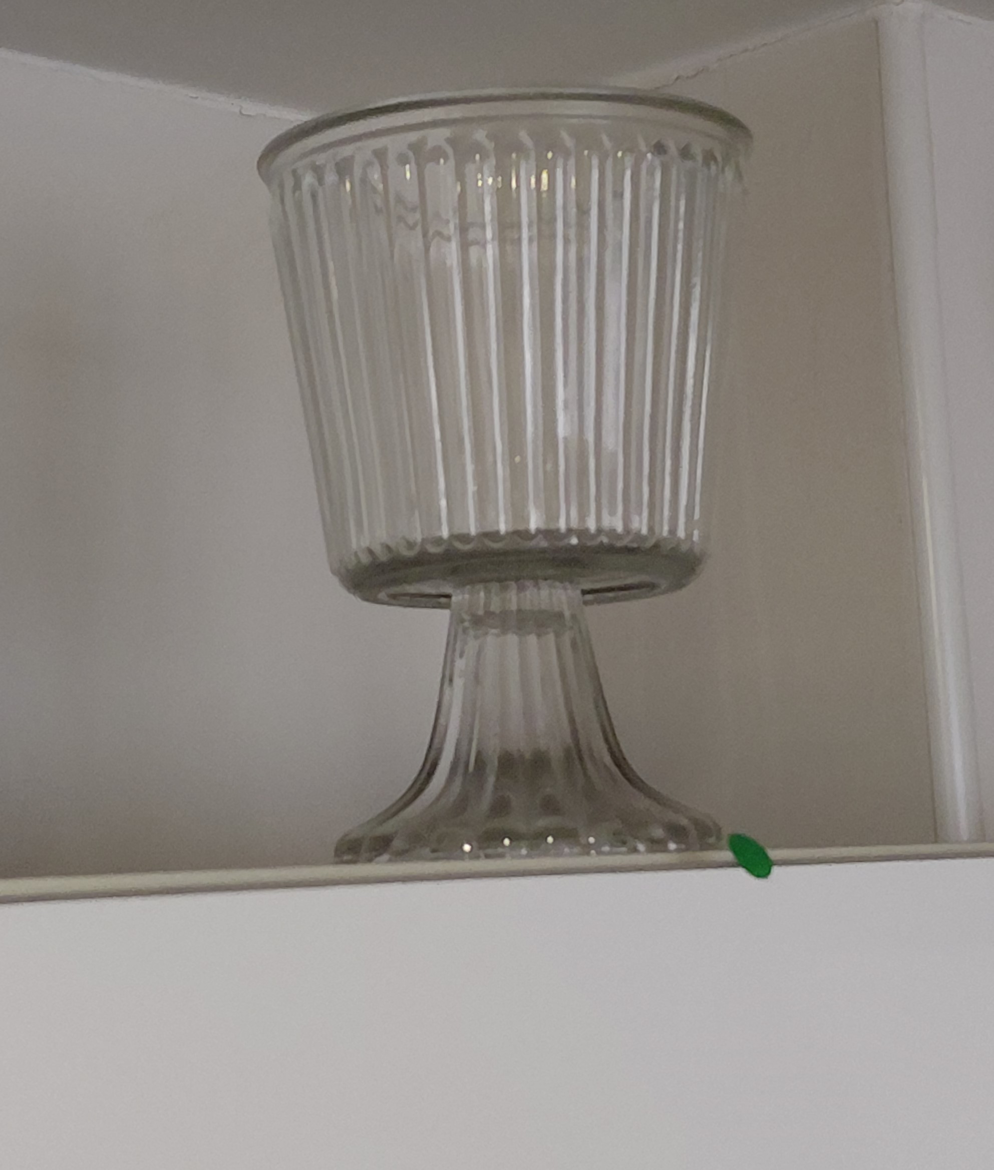 Copa decorativa de cristal tallado con relieve estriado y pie