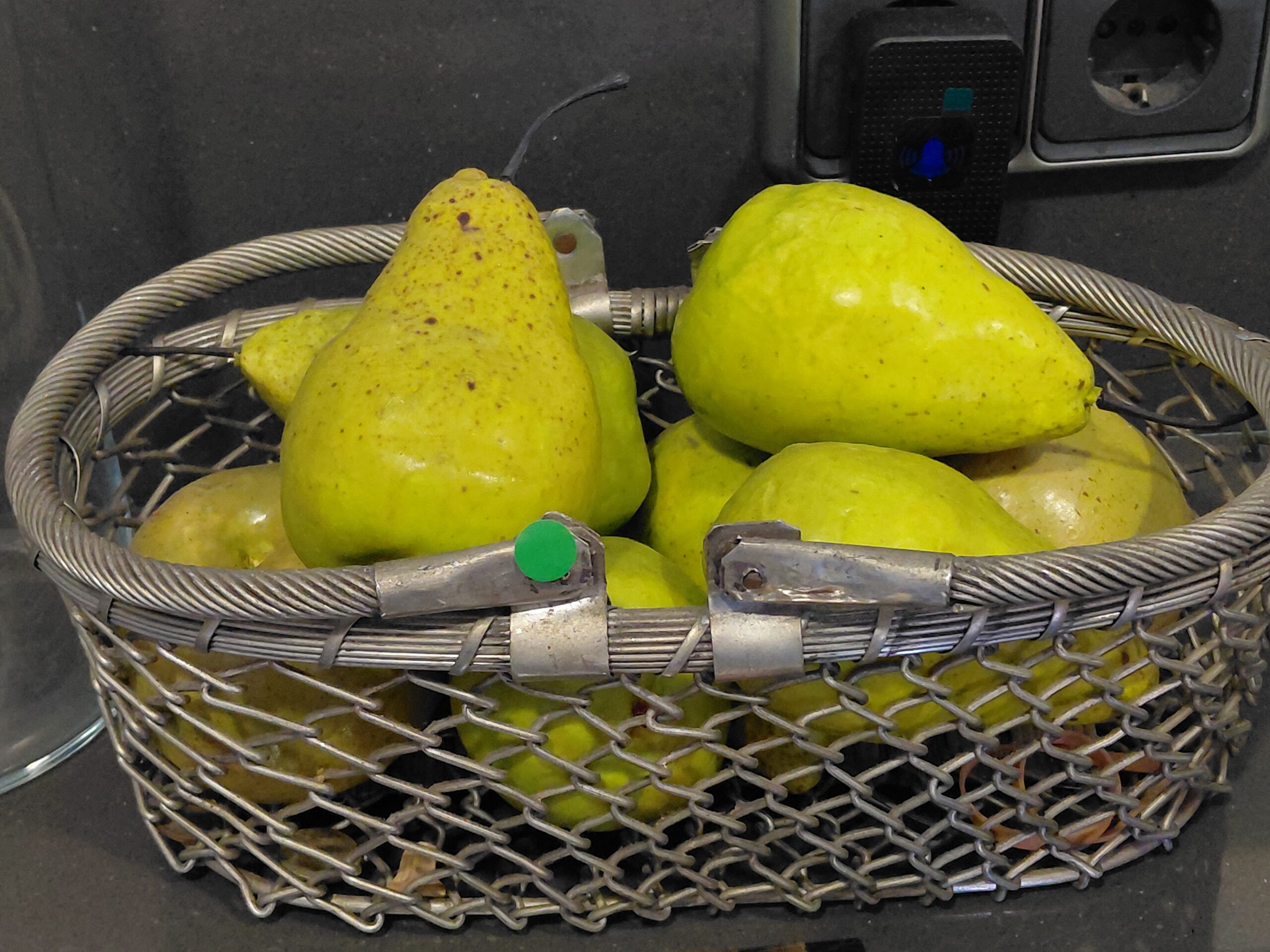 Cesta Frutera de Rejilla de acero Trenzado Envejecido y Peras de adorno