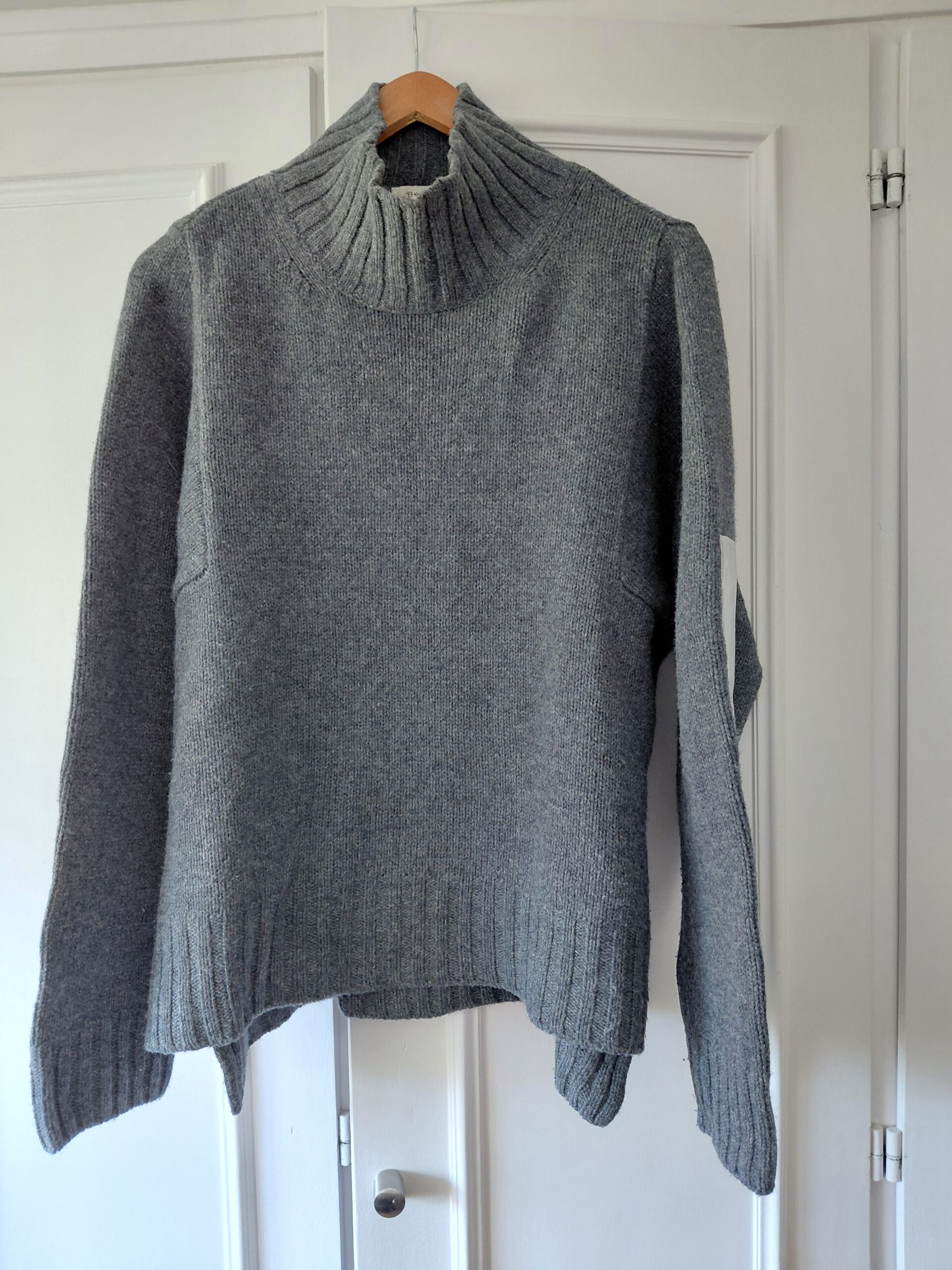 Jersey de Punto Gris con Cuello Alto y Coderas Metalizadas - Berenice Paris