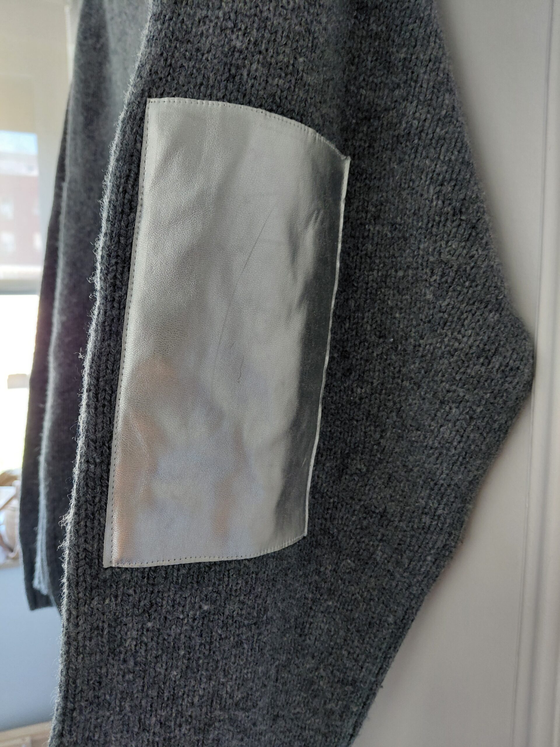 Jersey de Punto Gris con Cuello Alto y Coderas Metalizadas - Berenice Paris - Imagen 3