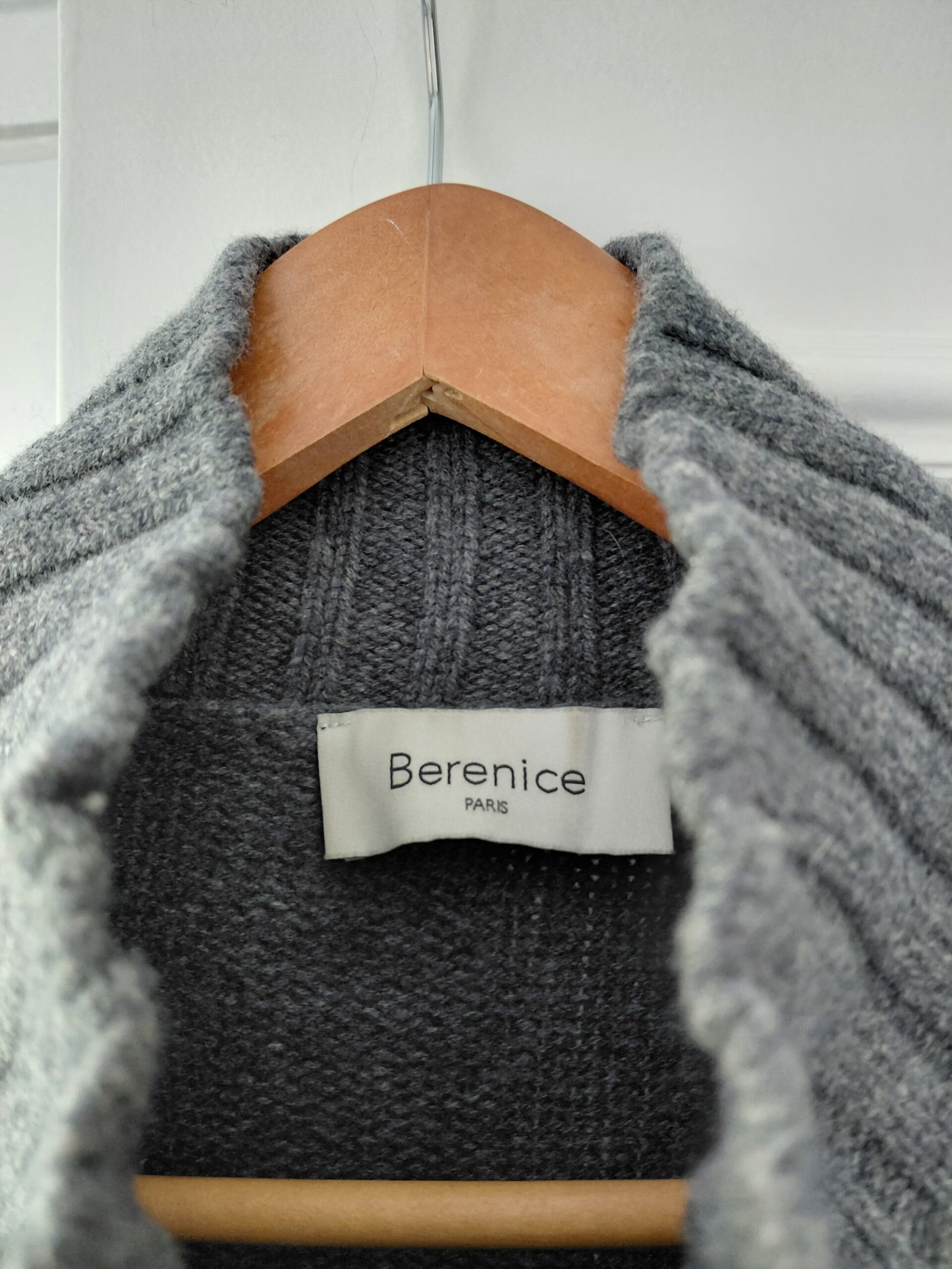 Jersey de Punto Gris con Cuello Alto y Coderas Metalizadas - Berenice Paris - Imagen 4