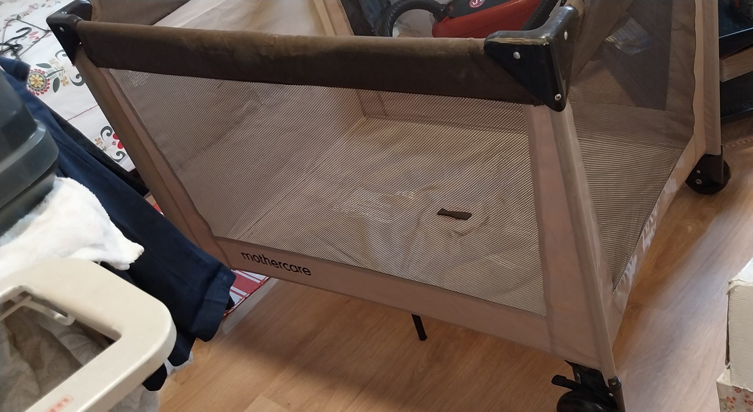 Cuna de Viaje Plegable con Ruedas y Ventanas de Malla Transpirable - Imagen 3