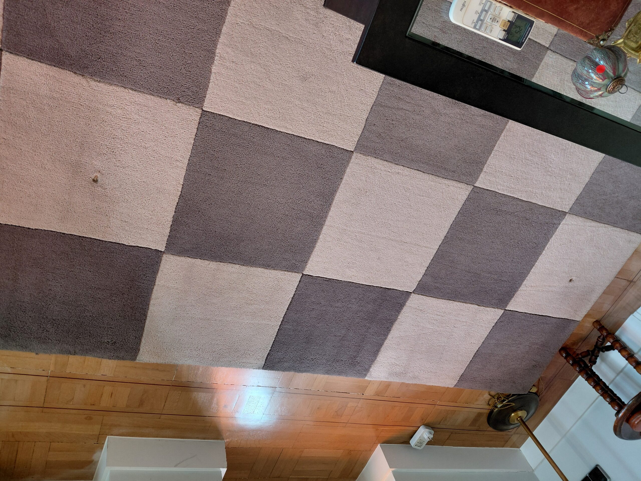 Alfombra Moderna con Diseño Geométrico a Cuadros en Tonos Beige, Topo y Gris - Imagen 7