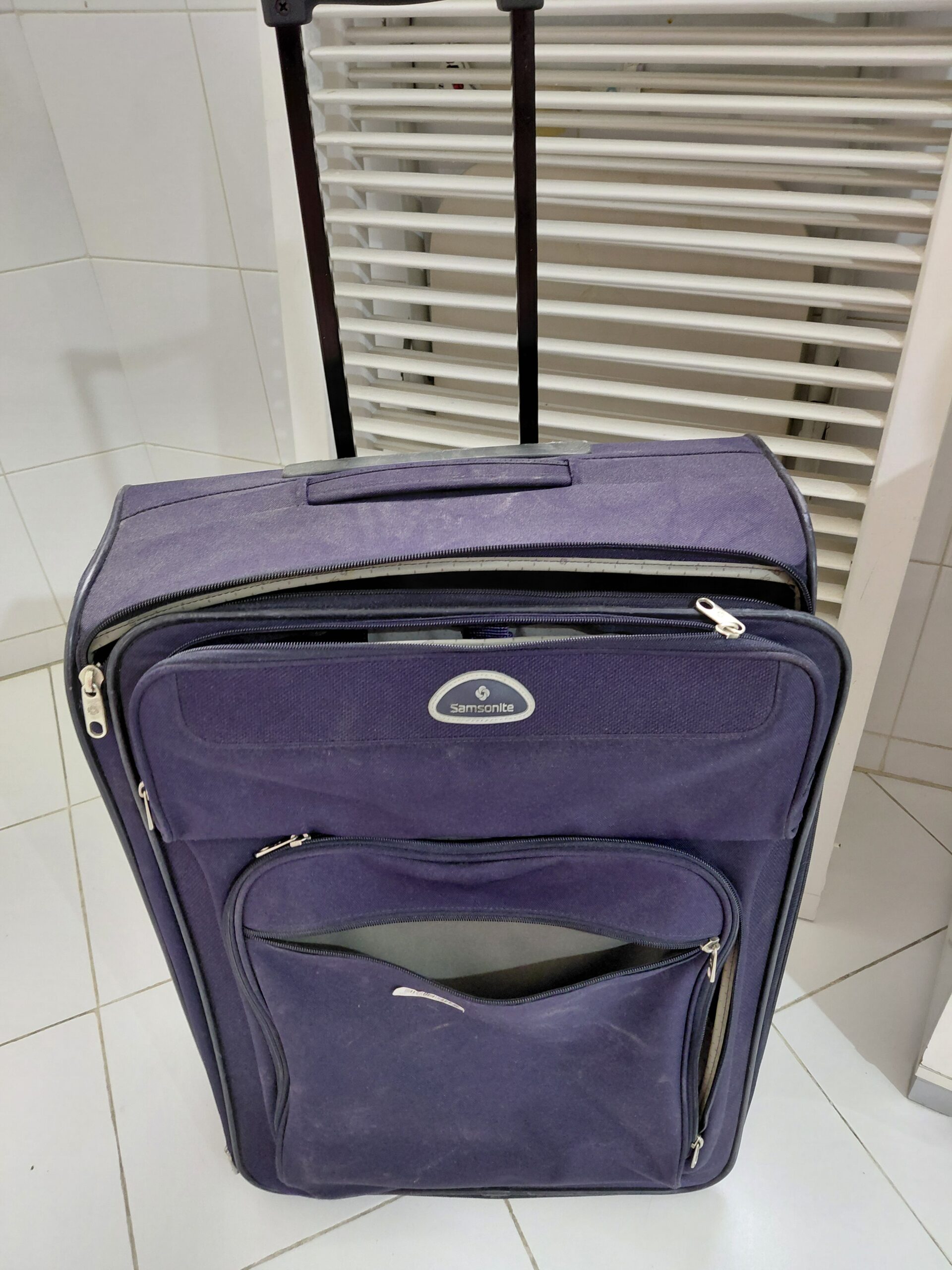Maleta Trolley Mediana Samsonite Azul Marino con Asa Extensible - Imagen 3