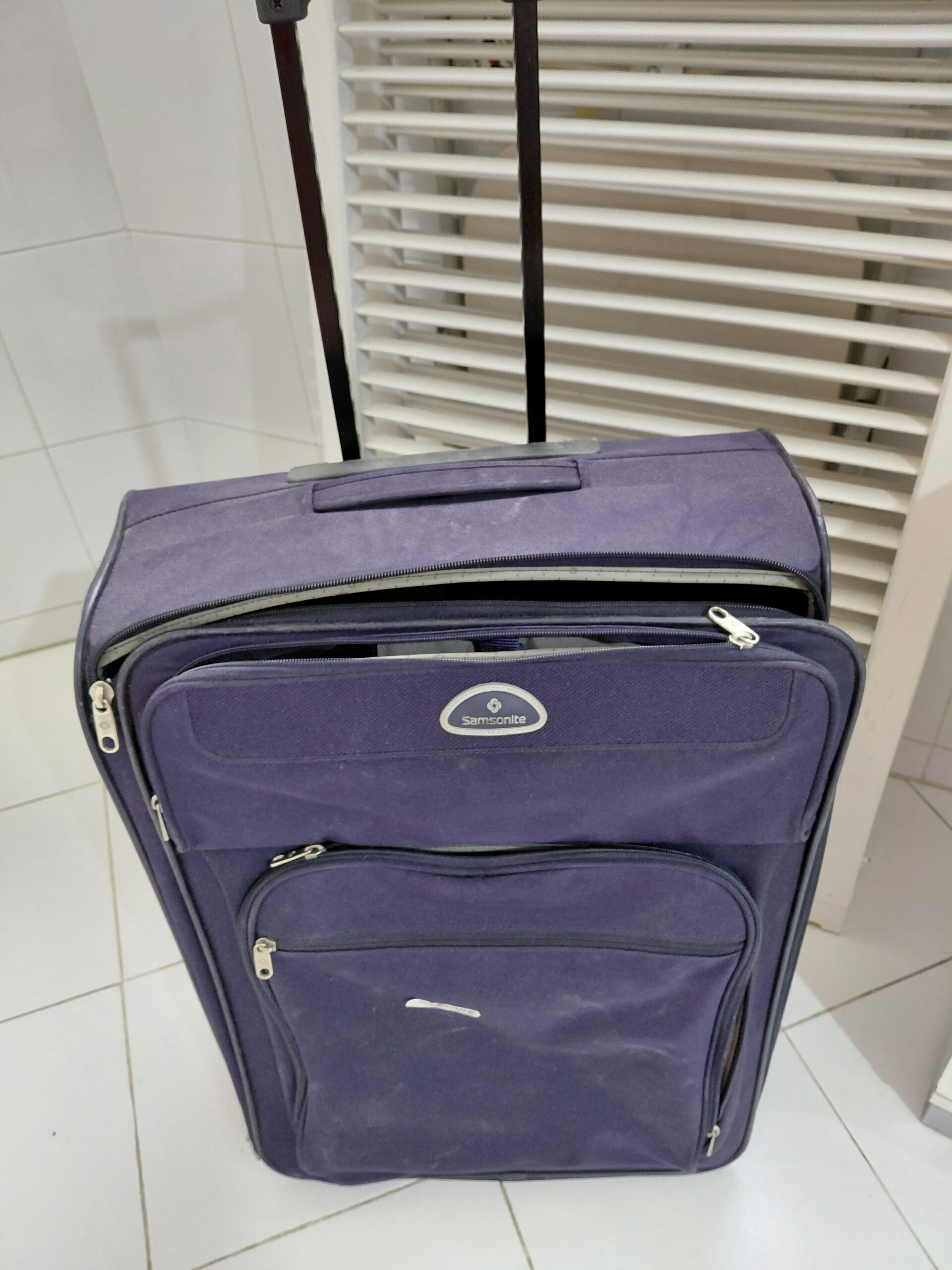 Maleta Trolley Mediana Samsonite Azul Marino con Asa Extensible - Imagen 4