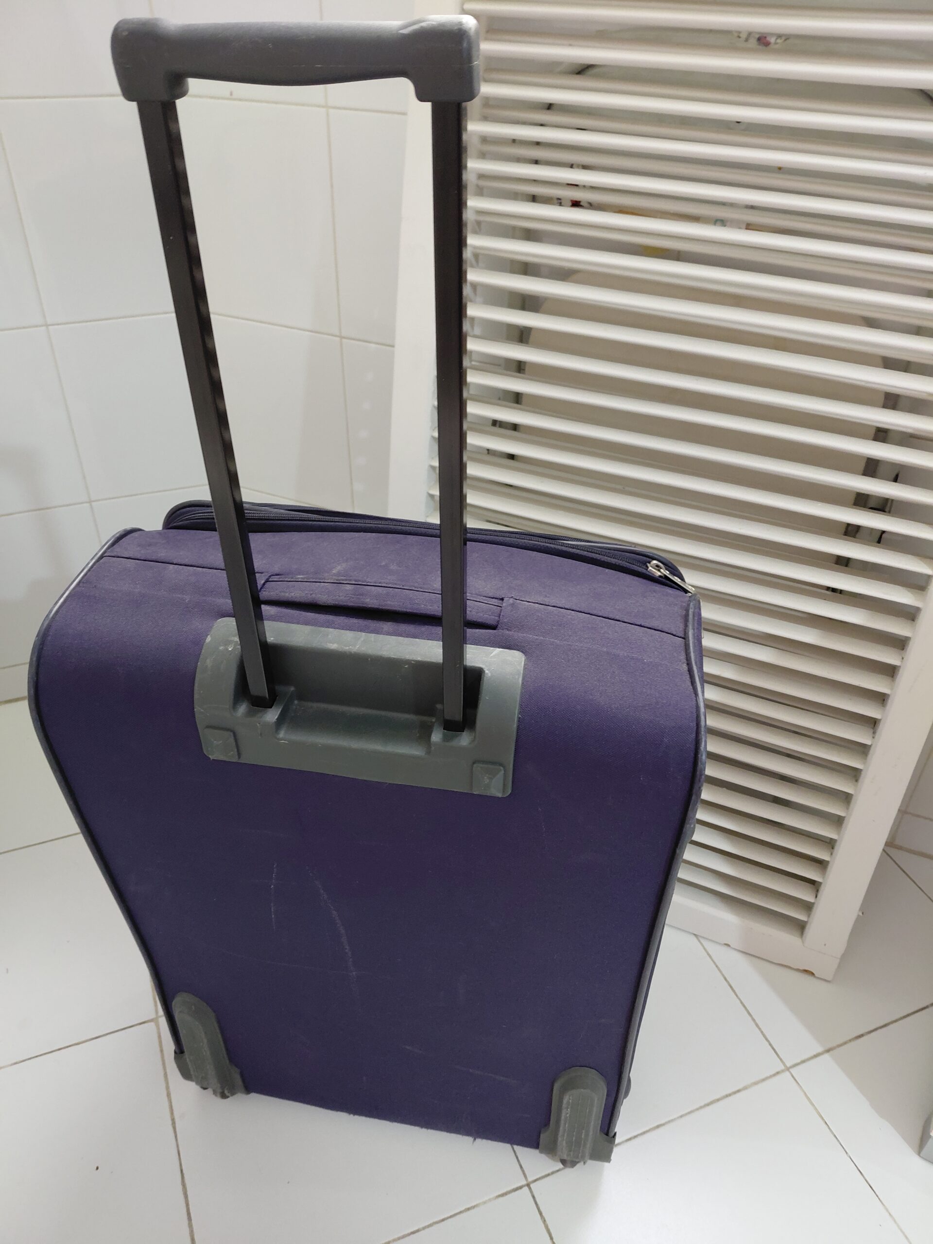 Maleta Trolley Mediana Samsonite Azul Marino con Asa Extensible - Imagen 6