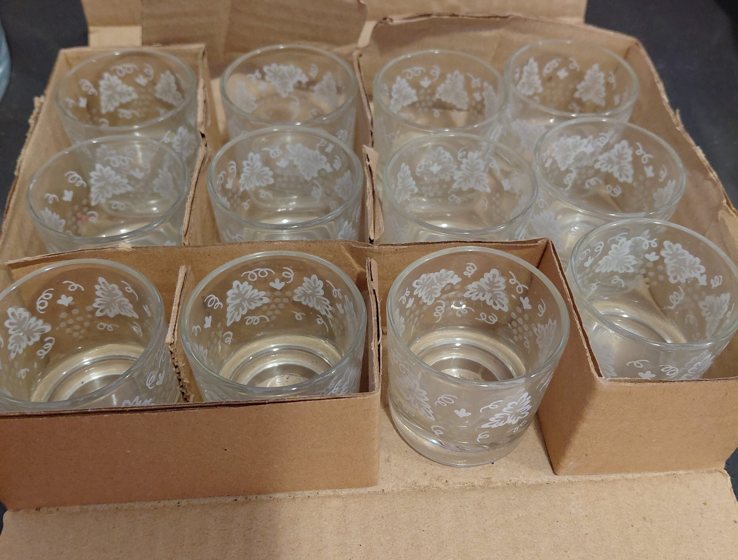 Lote de 11 Vasos Cortos de Chato con Grabado Esmerilado de Hojas de Vid