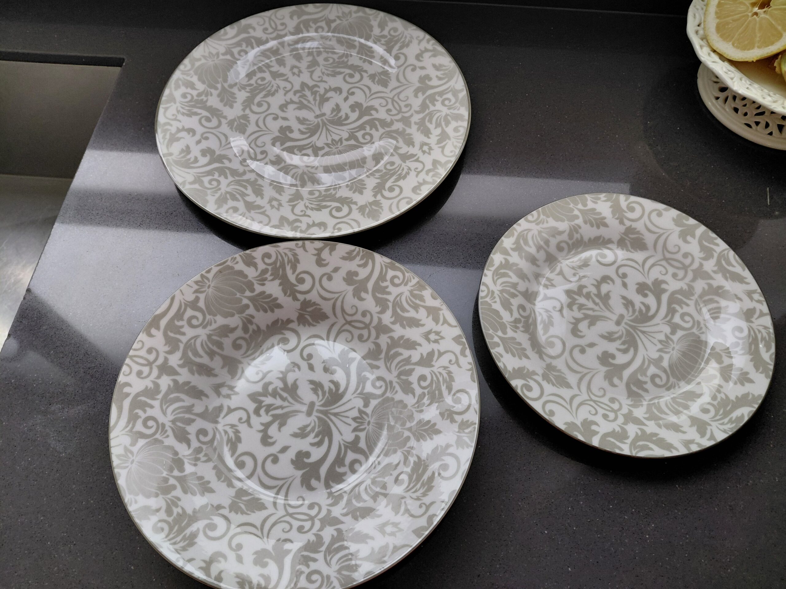 Vajilla completa de porcelana Versa – 36 piezas con estampado damasco