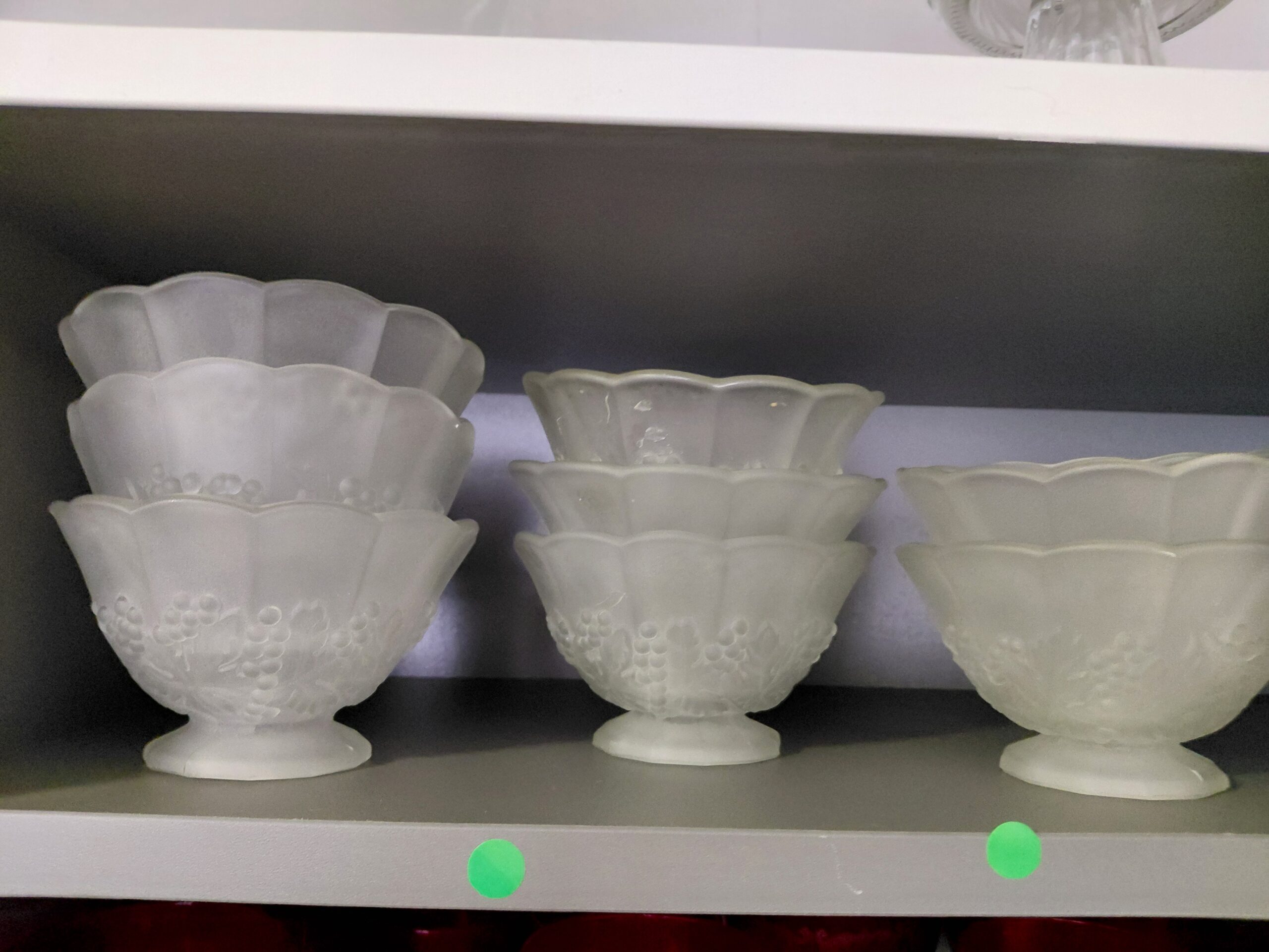 Juego de 8 Copas Bajas de Vidrio Esmerilado con Relieve de Racimos de Uvas