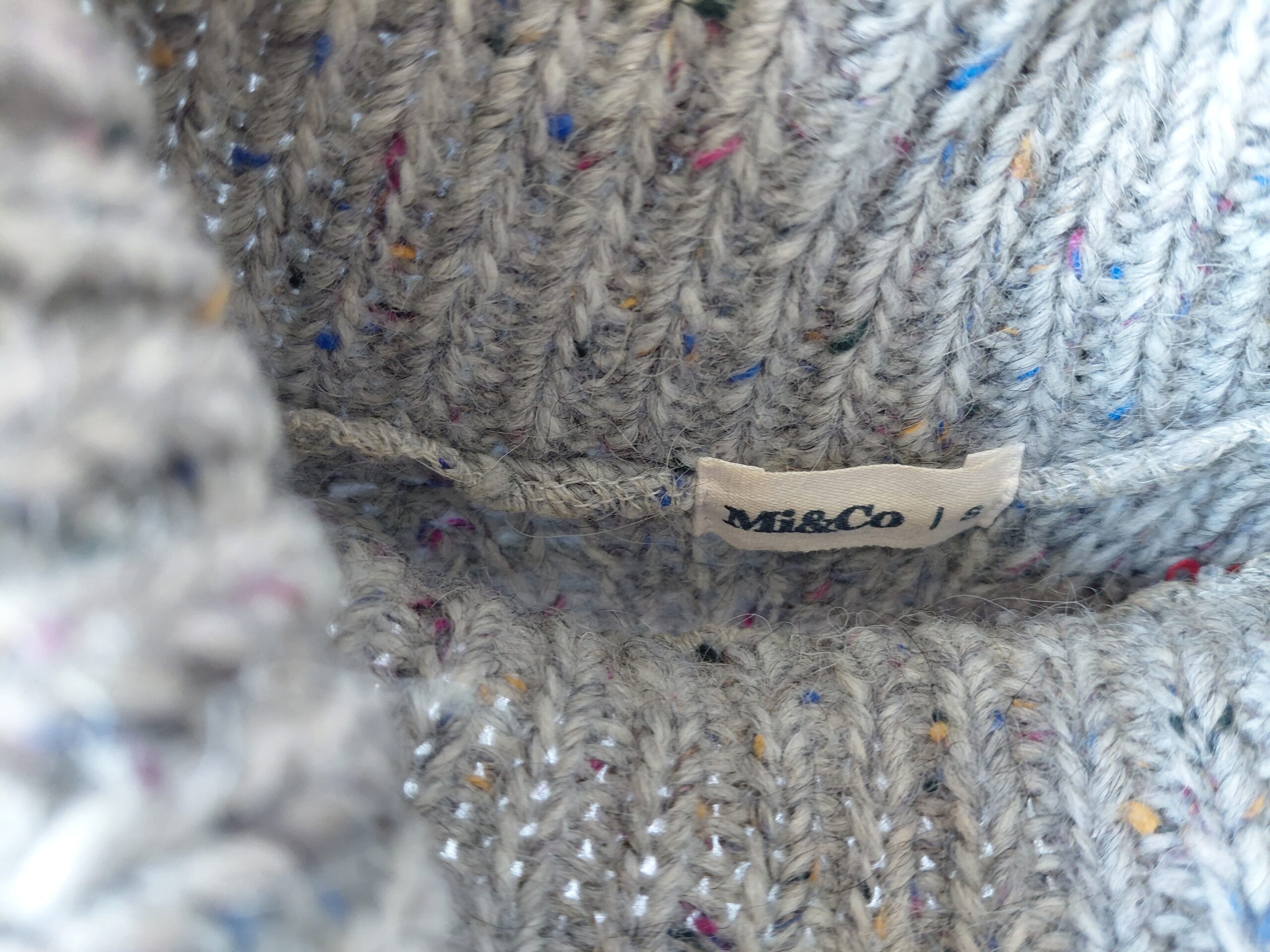 Jersey de cuello vuelto Mi&Co – Punto de confeti gris con motas de colores - Imagen 3