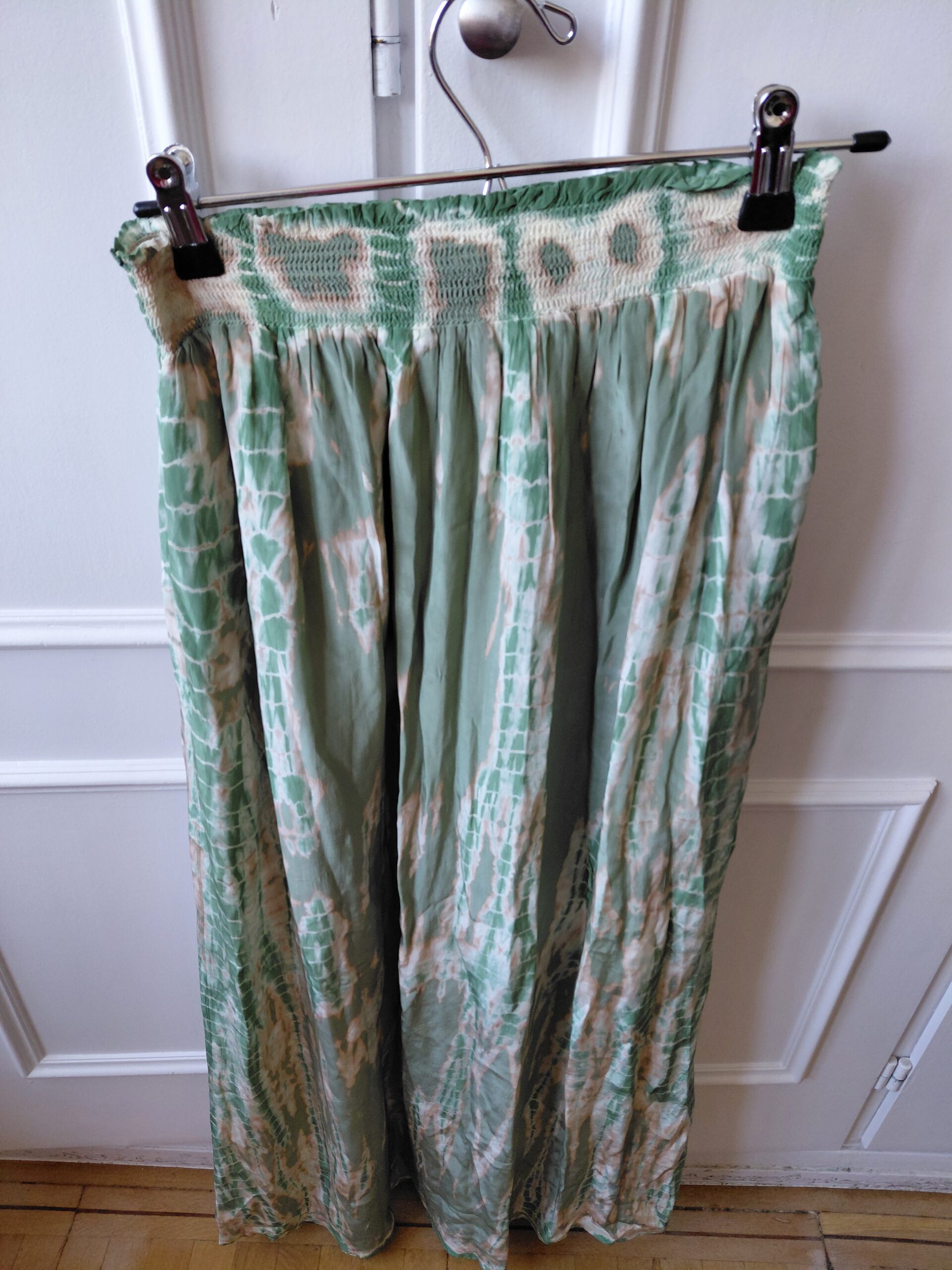 Falda larga fluida MKT Studio – Estampado Tie-Dye Verde y Beige (Talla 36) - Imagen 2