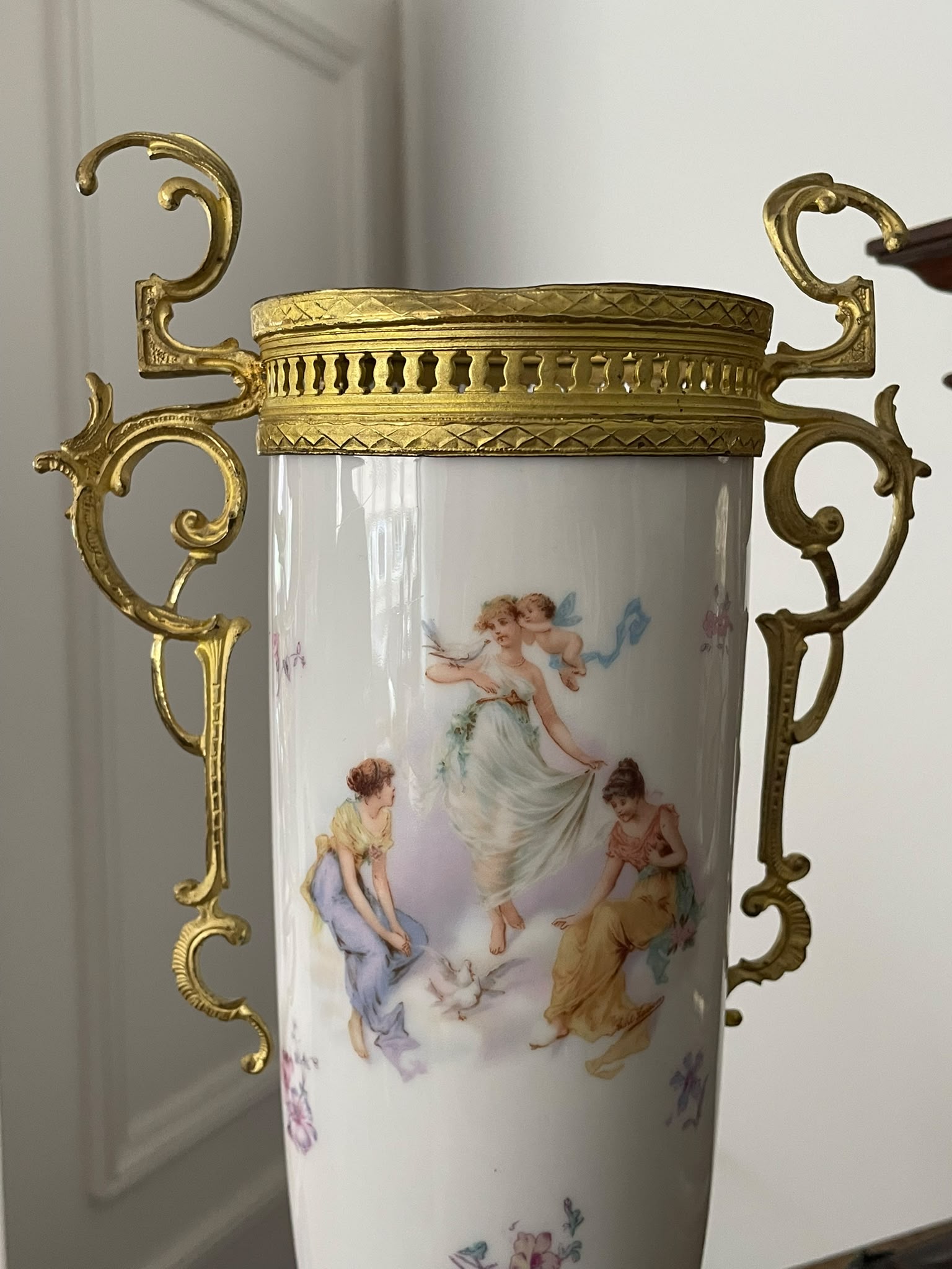 Jarrón Ánfora de Porcelana Clásica y Asas de Bronce Dorado Rococó - Imagen 2