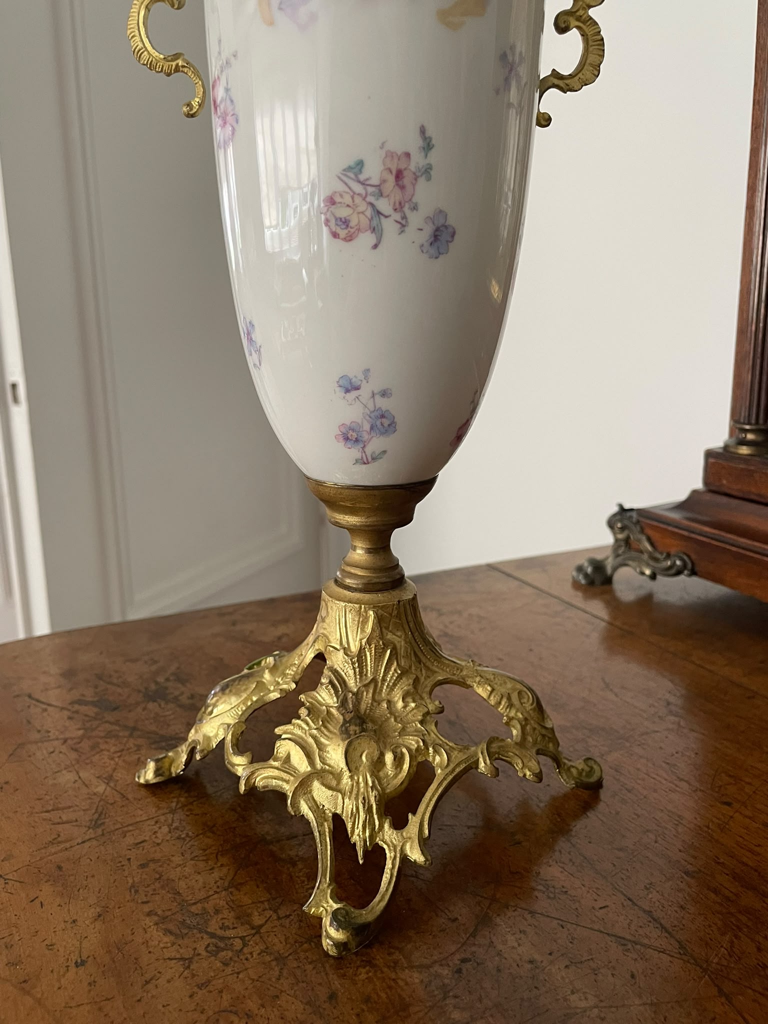 Jarrón Ánfora de Porcelana Clásica y Asas de Bronce Dorado Rococó - Imagen 3