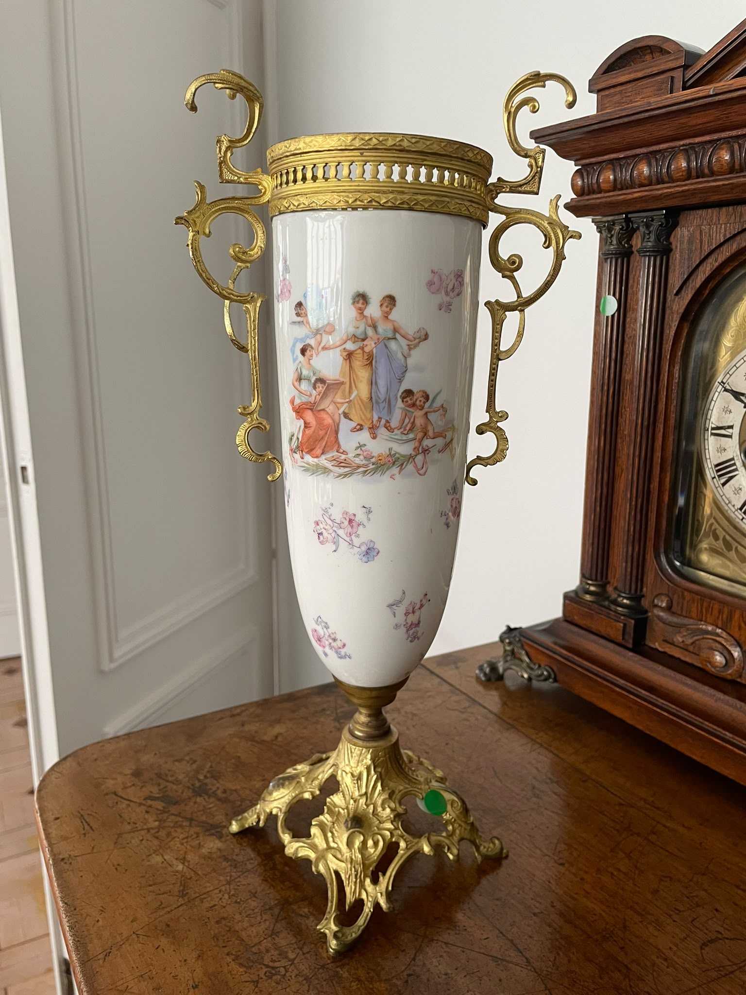 Jarrón Ánfora de Porcelana Clásica y Asas de Bronce Dorado Rococó - Imagen 4