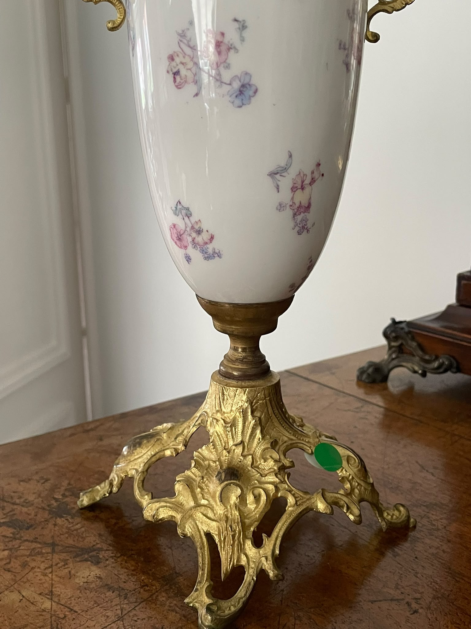 Jarrón Ánfora de Porcelana Clásica y Asas de Bronce Dorado Rococó - Imagen 5