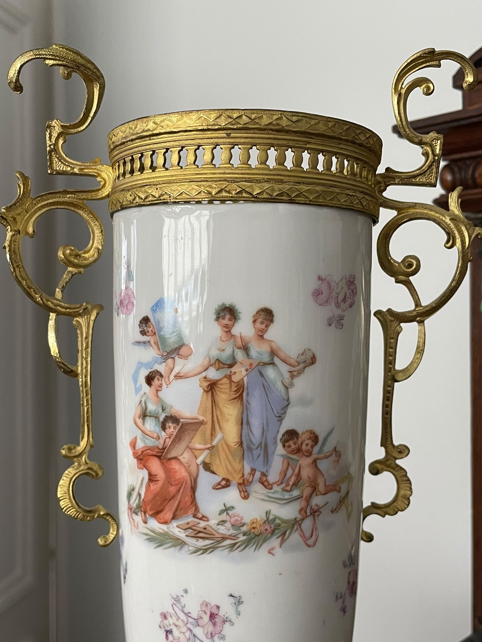 Jarrón Ánfora de Porcelana Clásica y Asas de Bronce Dorado Rococó - Imagen 6