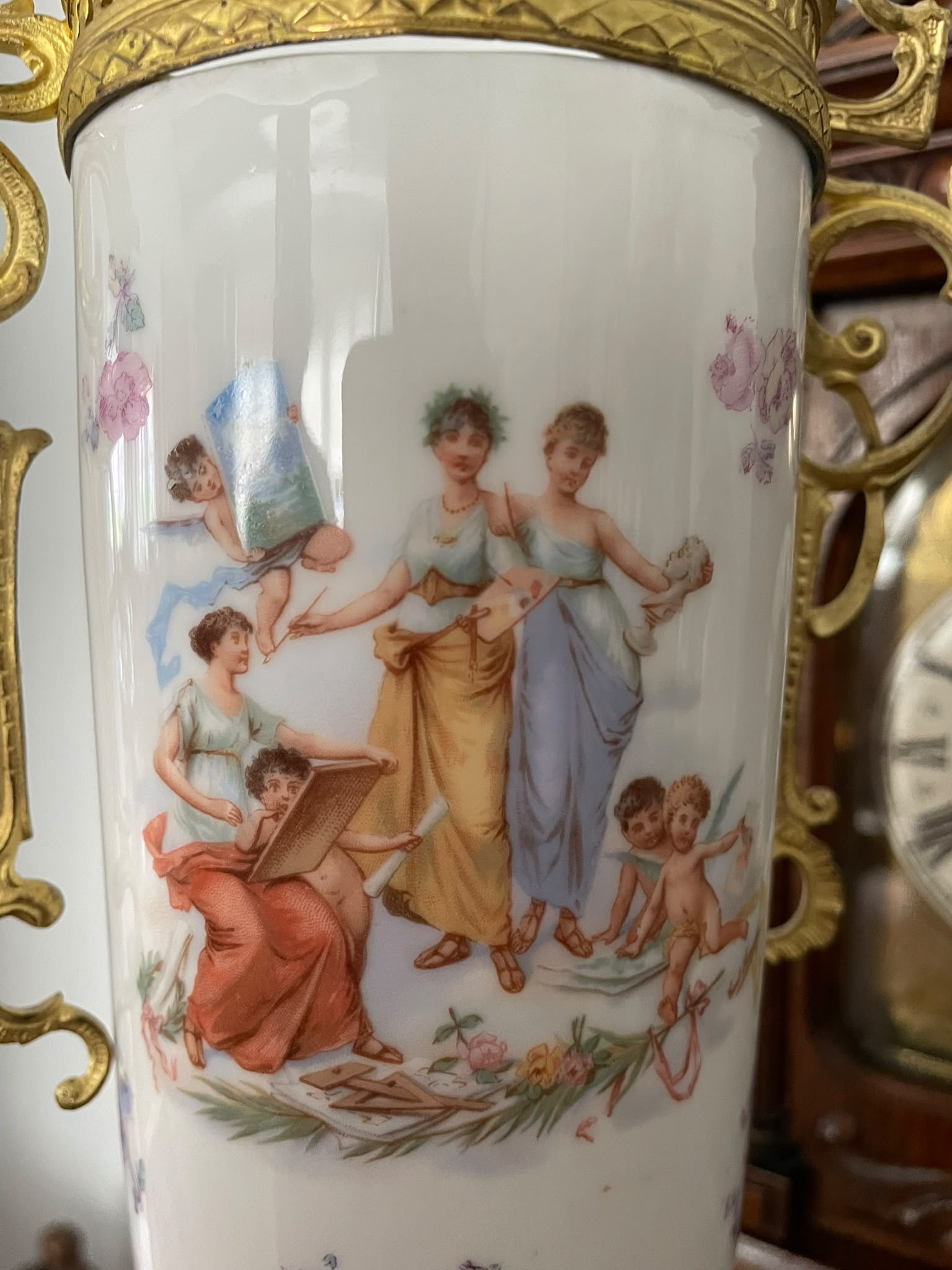 Jarrón Ánfora de Porcelana Clásica y Asas de Bronce Dorado Rococó - Imagen 7