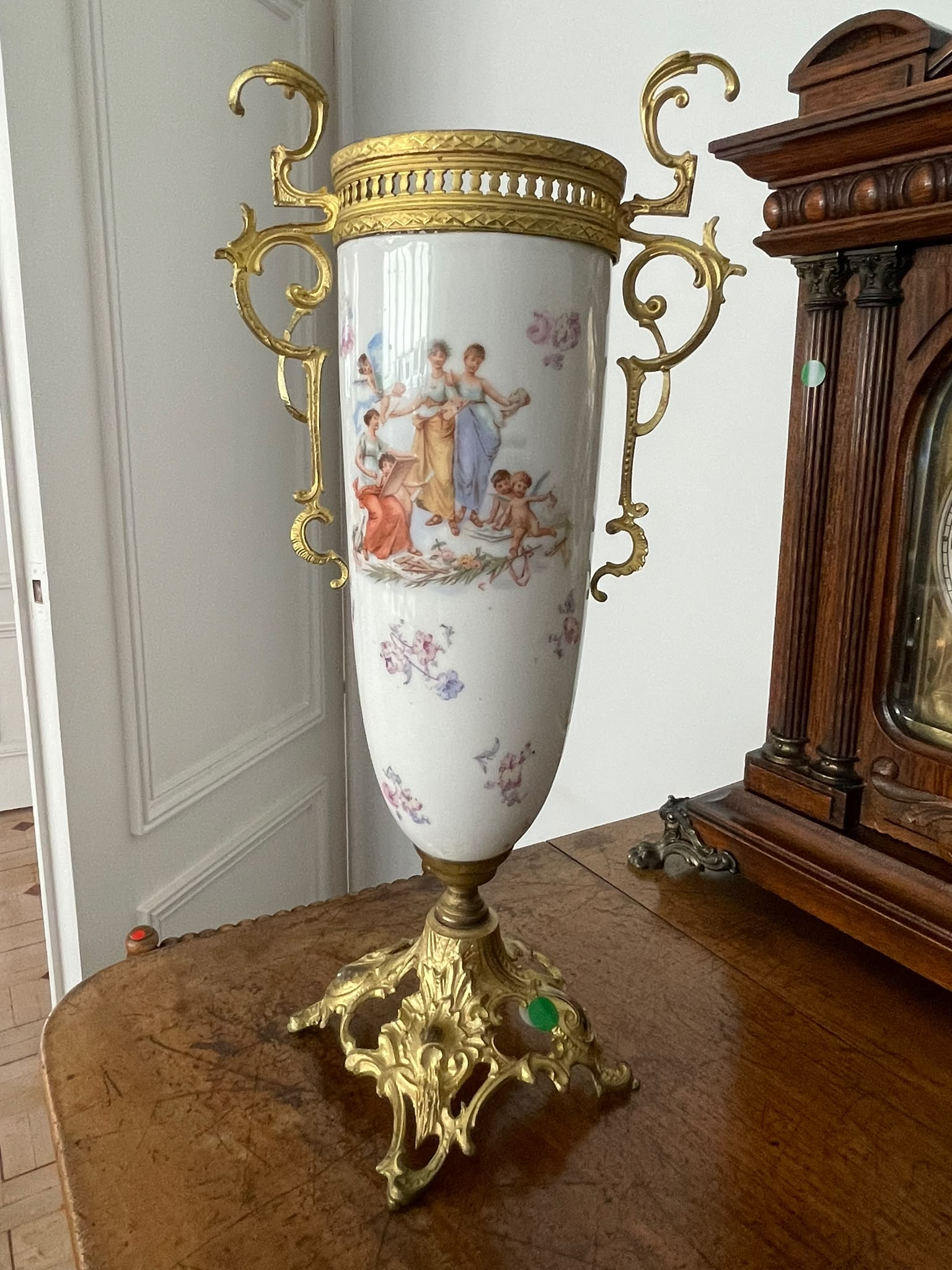 Jarrón Ánfora de Porcelana Clásica y Asas de Bronce Dorado Rococó - Imagen 8