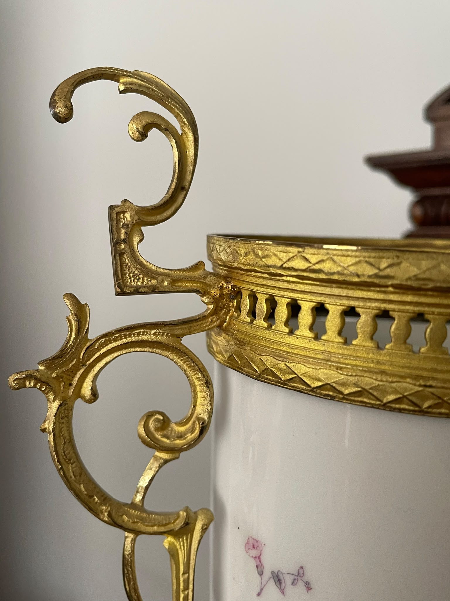 Jarrón Ánfora de Porcelana Clásica y Asas de Bronce Dorado Rococó - Imagen 9