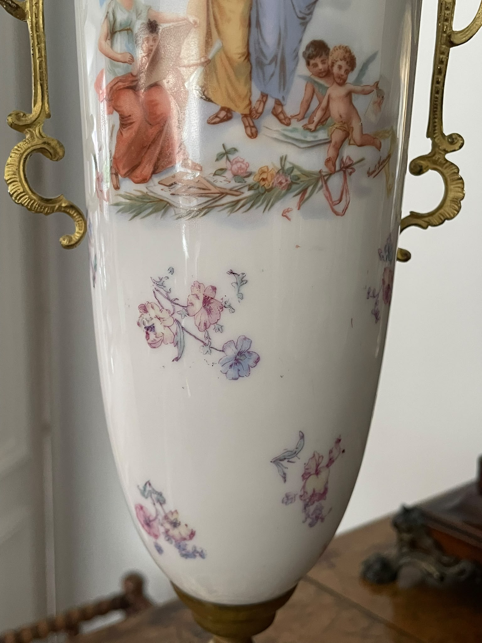 Jarrón Ánfora de Porcelana Clásica y Asas de Bronce Dorado Rococó - Imagen 10