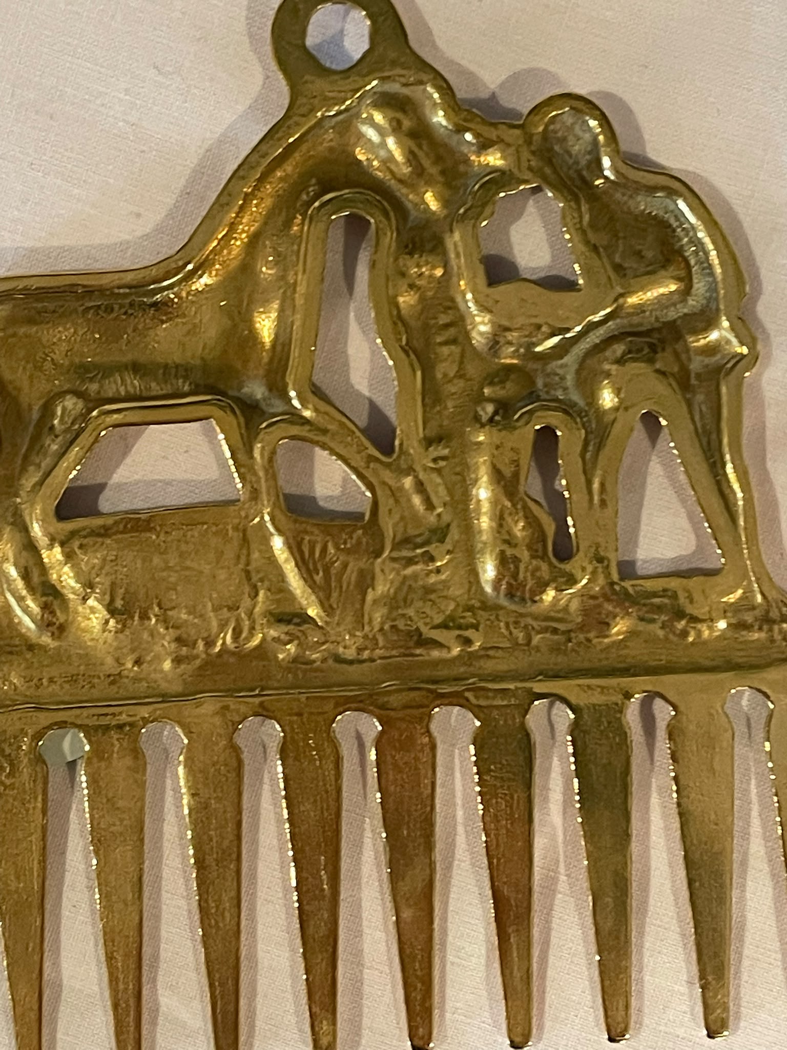 Peine de latón macizo con Escena de Caballo - Imagen 4