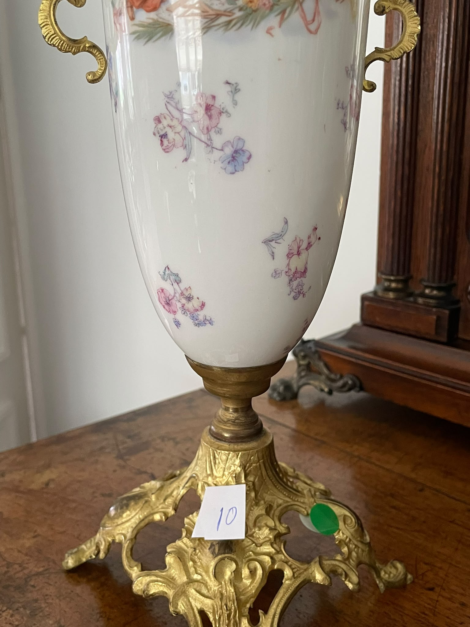 Jarrón Ánfora de Porcelana Clásica y Asas de Bronce Dorado Rococó - Imagen 11